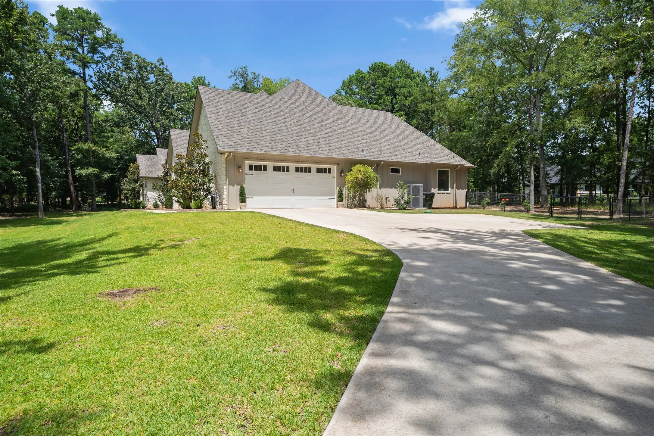 Single Family Residence For Sale in Smith County , 15373 Lakeside Drive, Tyler, Texas 75707, 4 Bedroom, 4 Bathroom, 2 Garage spaces, 2,869 Sqft, built in 2022, Price $699,000, mls#21344786, Real Estate Agent in Tyler, Homes For Sale in Smith county, Homes For Sale in Tyler, Realtor in Tyler Texas, Real Estate Brokerage Independent Realty Texas, Luminita Cordes Realtor