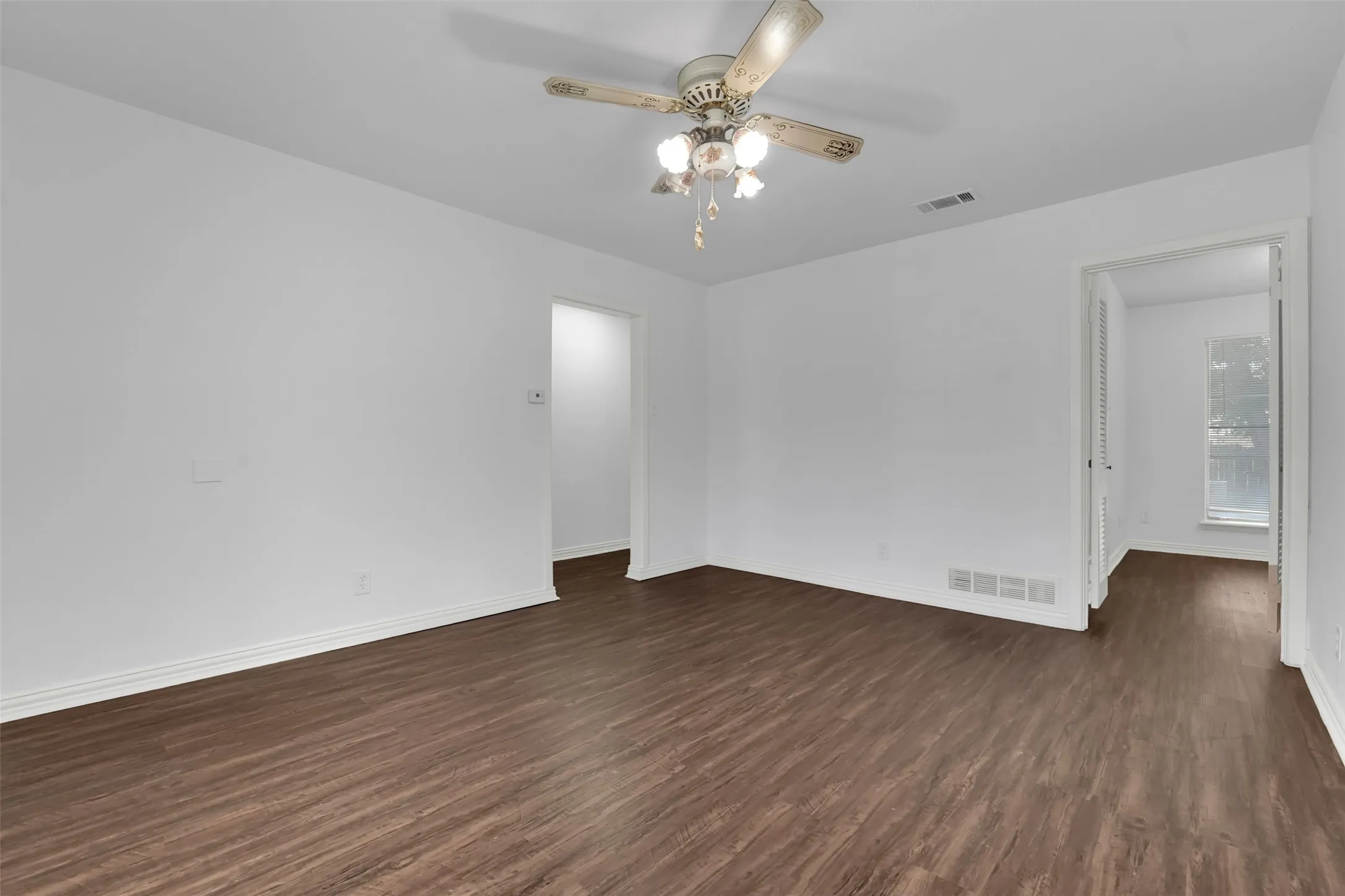 Single Family Residence For Sale in Dallas County , 510 Pleasant Valley Road, Garland, Texas 75040, 3 Bedroom, 2 Bathroom, 2 Garage spaces, 1,174 Sqft, built in 1960, mls#21348112, Real Estate Agent in Garland, Homes For Sale in Dallas county, Homes For Sale in Garland, Realtor in Garland Texas, Real Estate Brokerage Independent Realty Texas, Luminita Cordes Realtor