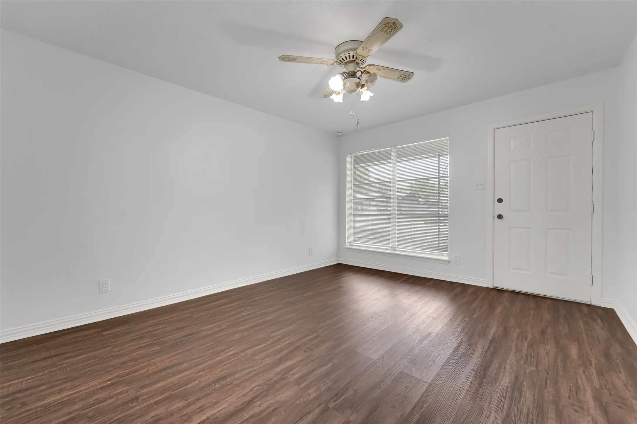 Single Family Residence For Sale in Dallas County , 510 Pleasant Valley Road, Garland, Texas 75040, 3 Bedroom, 2 Bathroom, 2 Garage spaces, 1,174 Sqft, built in 1960, mls#21348112, Real Estate Agent in Garland, Homes For Sale in Dallas county, Homes For Sale in Garland, Realtor in Garland Texas, Real Estate Brokerage Independent Realty Texas, Luminita Cordes Realtor