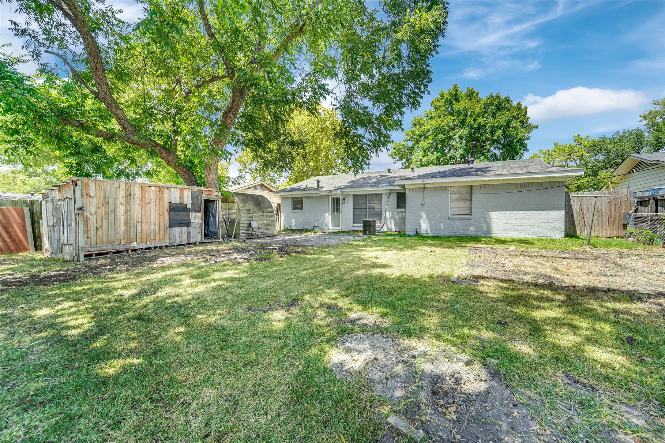 Single Family Residence For Sale in Dallas County , 510 Pleasant Valley Road, Garland, Texas 75040, 3 Bedroom, 2 Bathroom, 2 Garage spaces, 1,174 Sqft, built in 1960, mls#21348112, Real Estate Agent in Garland, Homes For Sale in Dallas county, Homes For Sale in Garland, Realtor in Garland Texas, Real Estate Brokerage Independent Realty Texas, Luminita Cordes Realtor
