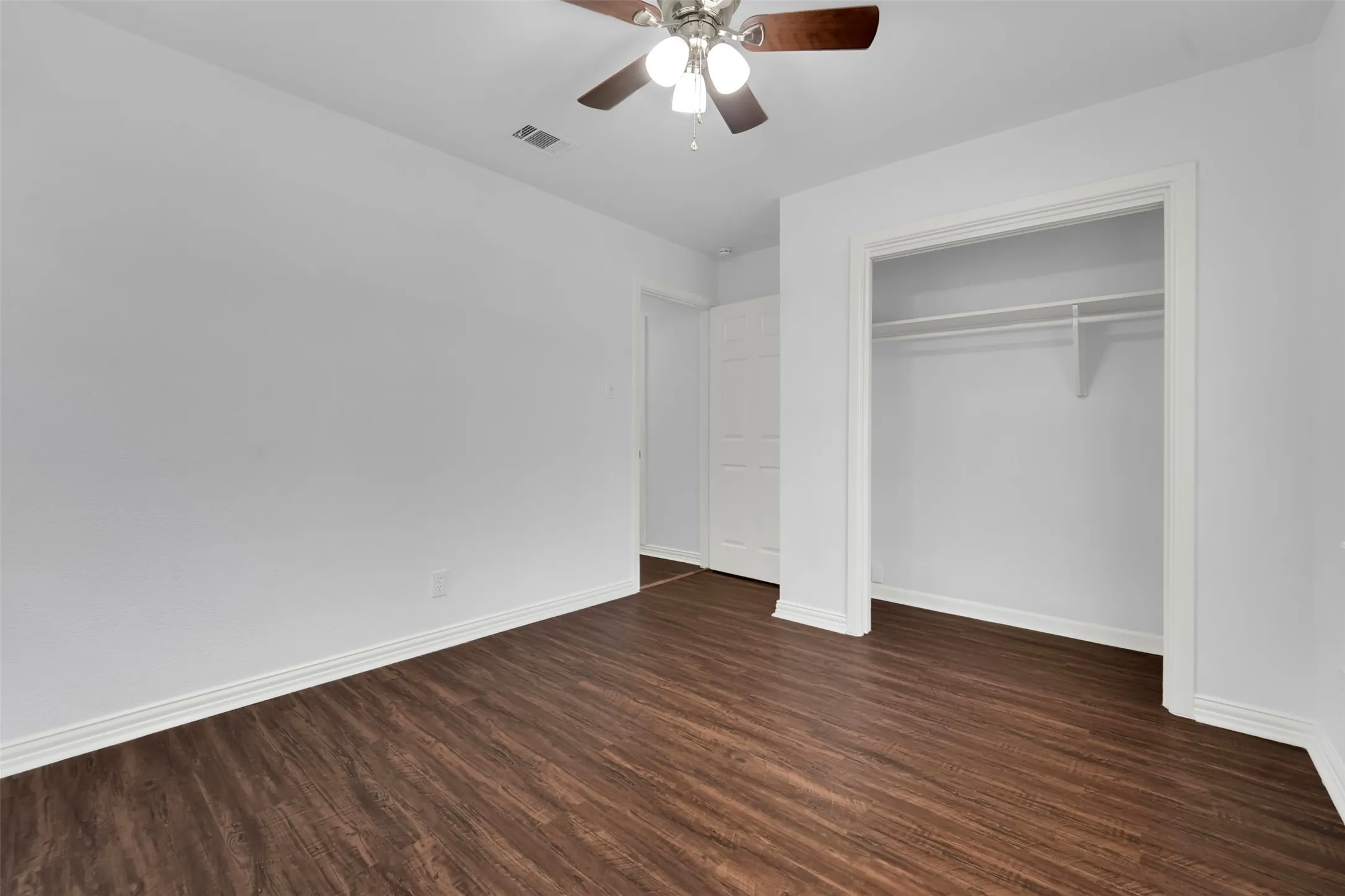 Single Family Residence For Sale in Dallas County , 510 Pleasant Valley Road, Garland, Texas 75040, 3 Bedroom, 2 Bathroom, 2 Garage spaces, 1,174 Sqft, built in 1960, mls#21348112, Real Estate Agent in Garland, Homes For Sale in Dallas county, Homes For Sale in Garland, Realtor in Garland Texas, Real Estate Brokerage Independent Realty Texas, Luminita Cordes Realtor