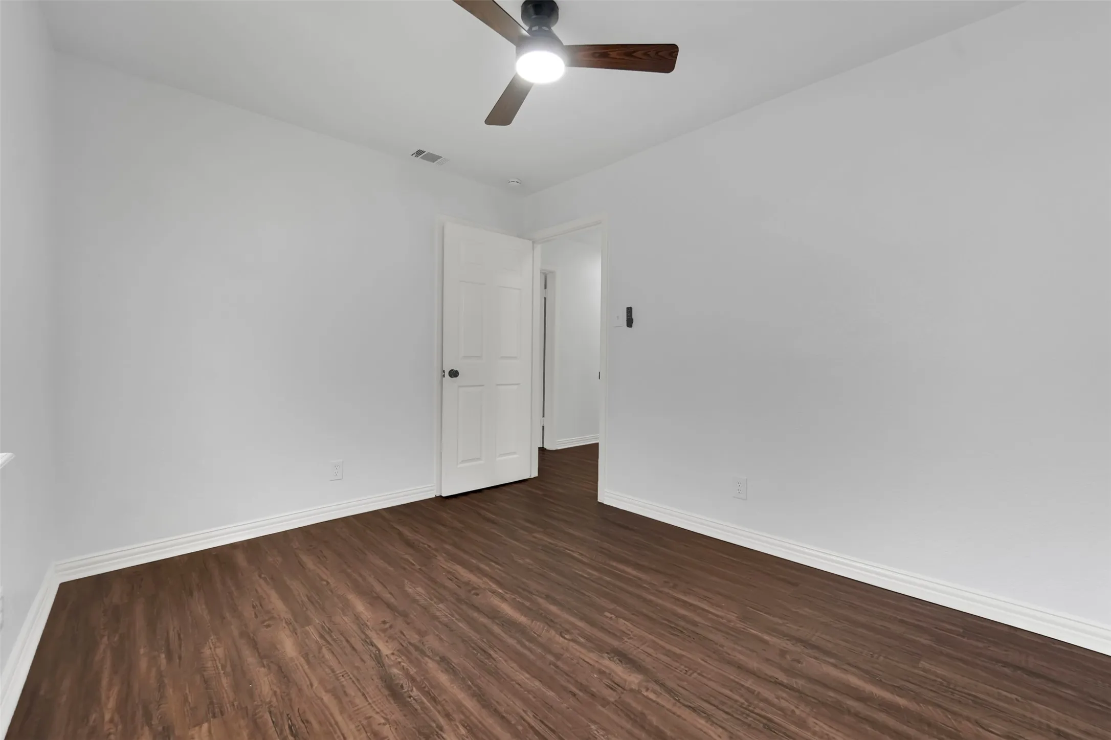 Single Family Residence For Sale in Dallas County , 510 Pleasant Valley Road, Garland, Texas 75040, 3 Bedroom, 2 Bathroom, 2 Garage spaces, 1,174 Sqft, built in 1960, mls#21348112, Real Estate Agent in Garland, Homes For Sale in Dallas county, Homes For Sale in Garland, Realtor in Garland Texas, Real Estate Brokerage Independent Realty Texas, Luminita Cordes Realtor