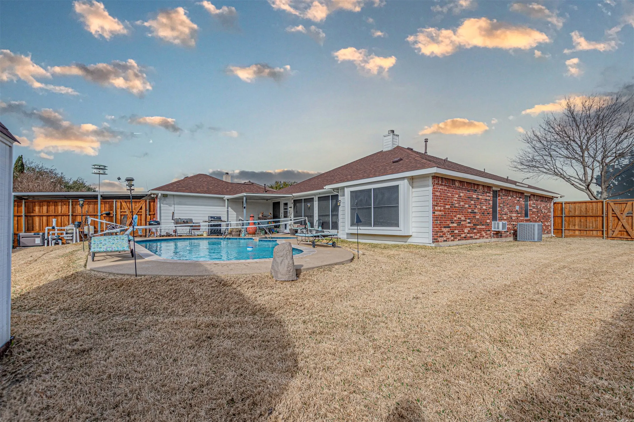 Single Family Residence For Sale in Dallas County , 2812 Preston Creek, Mesquite, Texas 75181, 3 Bedroom, 2 Bathroom, 2 Garage spaces, 2,002 Sqft, built in 1999, mls#21361527, Real Estate Agent in Mesquite, Homes For Sale in Dallas county, Homes For Sale in Mesquite, Realtor in Mesquite Texas, Real Estate Brokerage Independent Realty Texas, Luminita Cordes Realtor