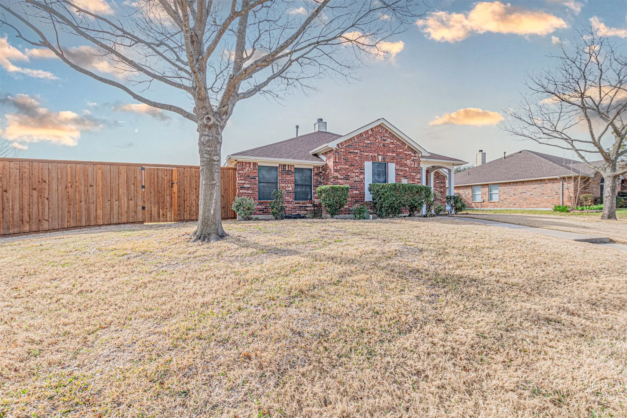 Single Family Residence For Sale in Dallas County , 2812 Preston Creek, Mesquite, Texas 75181, 3 Bedroom, 2 Bathroom, 2 Garage spaces, 2,002 Sqft, built in 1999, mls#21361527, Real Estate Agent in Mesquite, Homes For Sale in Dallas county, Homes For Sale in Mesquite, Realtor in Mesquite Texas, Real Estate Brokerage Independent Realty Texas, Luminita Cordes Realtor