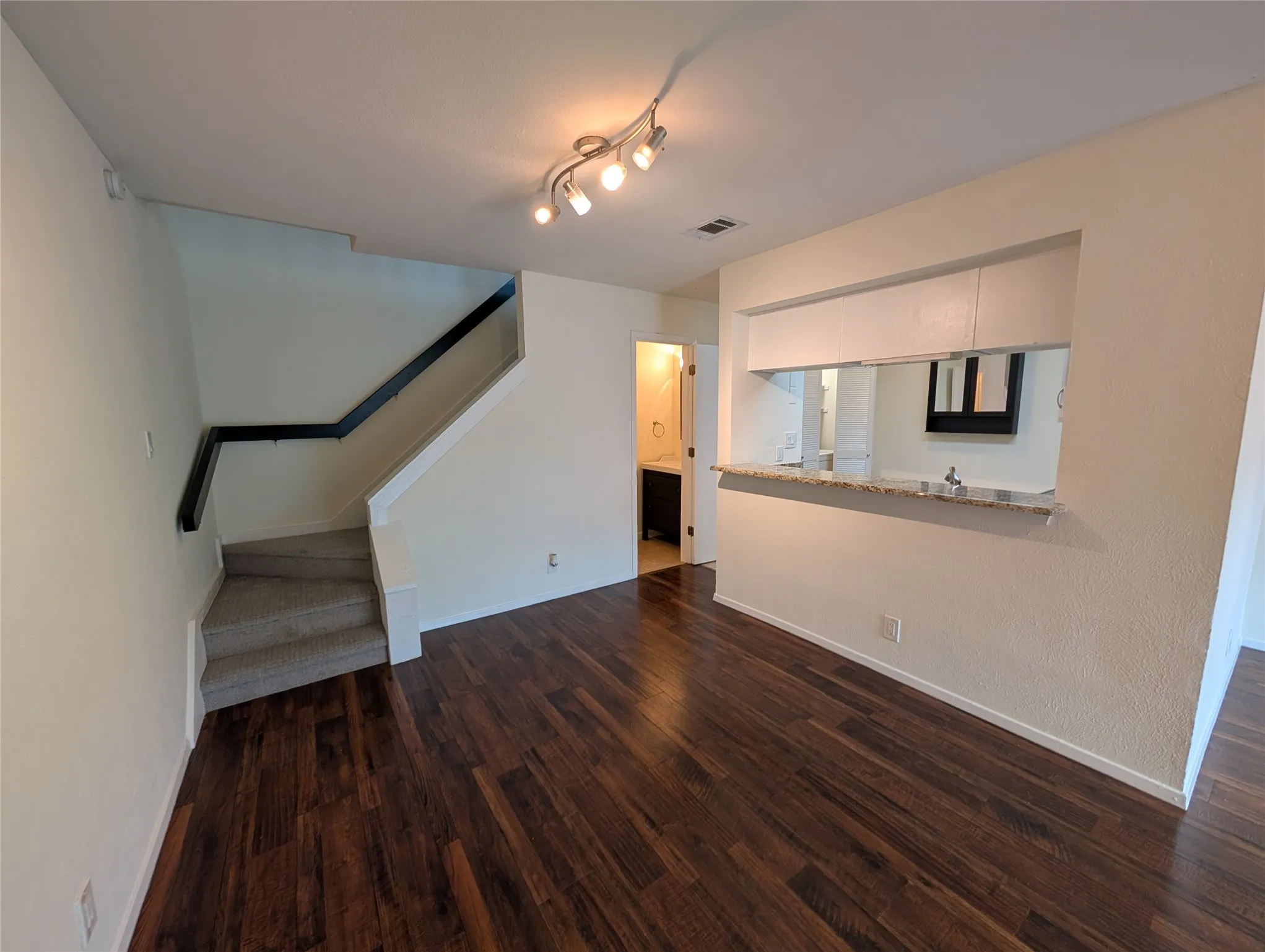 Condominium For Rent in Dallas County , 5200 Martel Avenue 11N, Dallas, Texas 75206, 1 Bedroom, 2 Bathroom, 1 Garage spaces, 837 Sqft, built in 1981, mls#21361788, Real Estate Agent in Dallas, Homes For Rent in Dallas county, Homes For Rent in Dallas, Realtor in Dallas Texas, Real Estate Brokerage Independent Realty Texas, Luminita Cordes Realtor