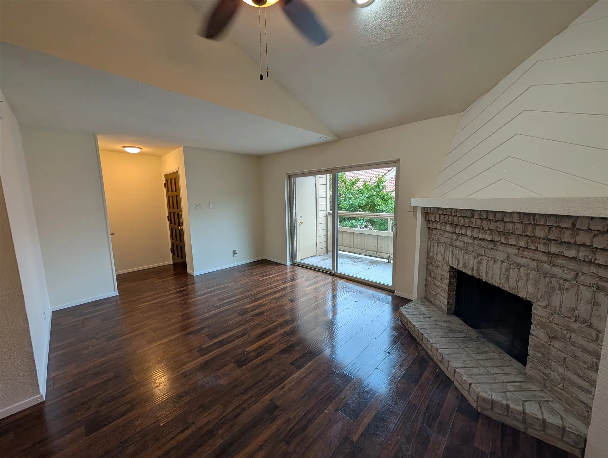 Condominium For Rent in Dallas County , 5200 Martel Avenue 11N, Dallas, Texas 75206, 1 Bedroom, 2 Bathroom, 1 Garage spaces, 837 Sqft, built in 1981, mls#21361788, Real Estate Agent in Dallas, Homes For Rent in Dallas county, Homes For Rent in Dallas, Realtor in Dallas Texas, Real Estate Brokerage Independent Realty Texas, Luminita Cordes Realtor