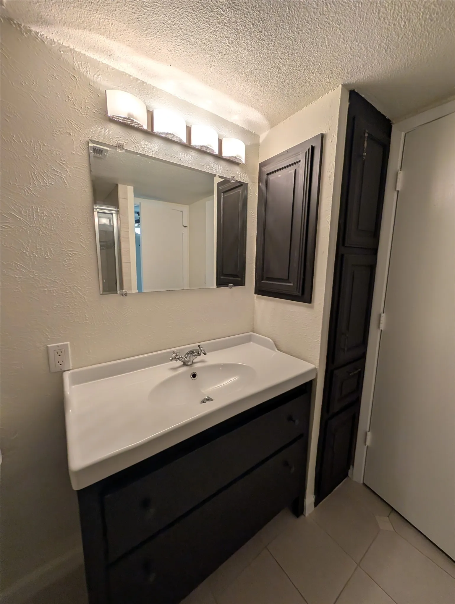 Condominium For Rent in Dallas County , 5200 Martel Avenue 11N, Dallas, Texas 75206, 1 Bedroom, 2 Bathroom, 1 Garage spaces, 837 Sqft, built in 1981, mls#21361788, Real Estate Agent in Dallas, Homes For Rent in Dallas county, Homes For Rent in Dallas, Realtor in Dallas Texas, Real Estate Brokerage Independent Realty Texas, Luminita Cordes Realtor