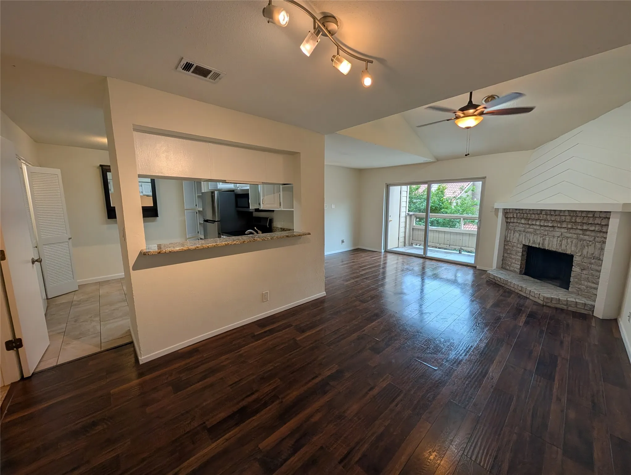 Condominium For Rent in Dallas County , 5200 Martel Avenue 11N, Dallas, Texas 75206, 1 Bedroom, 2 Bathroom, 1 Garage spaces, 837 Sqft, built in 1981, mls#21361788, Real Estate Agent in Dallas, Homes For Rent in Dallas county, Homes For Rent in Dallas, Realtor in Dallas Texas, Real Estate Brokerage Independent Realty Texas, Luminita Cordes Realtor