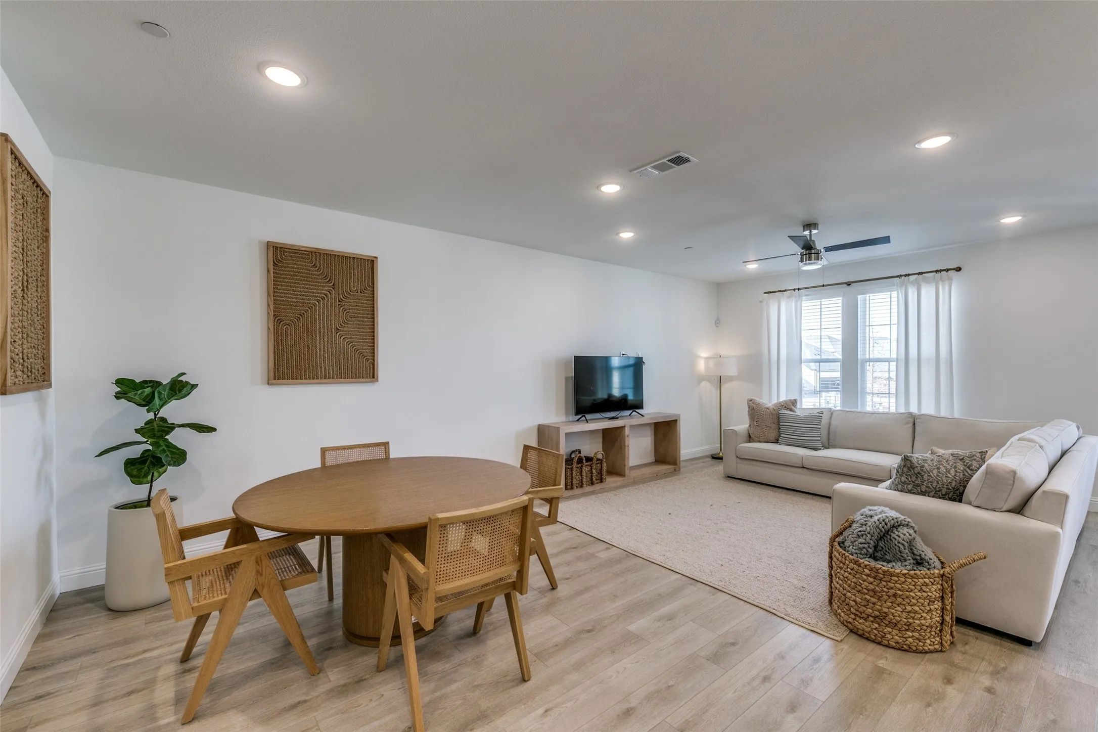 Townhouse For Rent in Collin County , 8845 Stablehand Mews, Frisco, Texas 75035, 3 Bedroom, 3 Bathroom, 2 Garage spaces, 2,283 Sqft, built in 2023, mls#21361624, Real Estate Agent in Frisco, Homes For Rent in Collin county, Homes For Rent in Frisco, Realtor in Frisco Texas, Real Estate Brokerage Independent Realty Texas, Luminita Cordes Realtor
