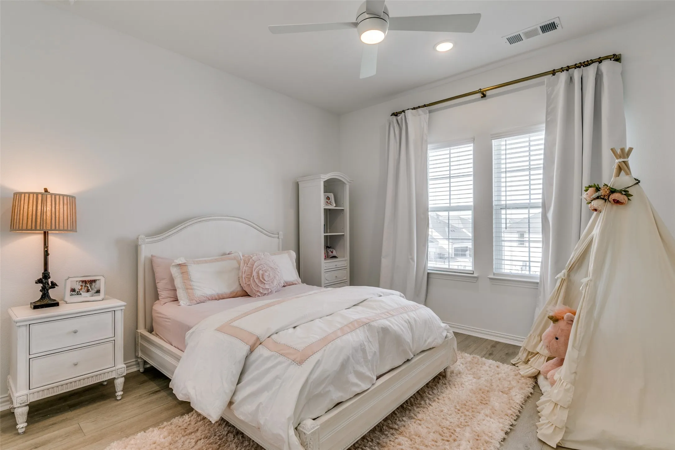 Townhouse For Rent in Collin County , 8845 Stablehand Mews, Frisco, Texas 75035, 3 Bedroom, 3 Bathroom, 2 Garage spaces, 2,283 Sqft, built in 2023, mls#21361624, Real Estate Agent in Frisco, Homes For Rent in Collin county, Homes For Rent in Frisco, Realtor in Frisco Texas, Real Estate Brokerage Independent Realty Texas, Luminita Cordes Realtor