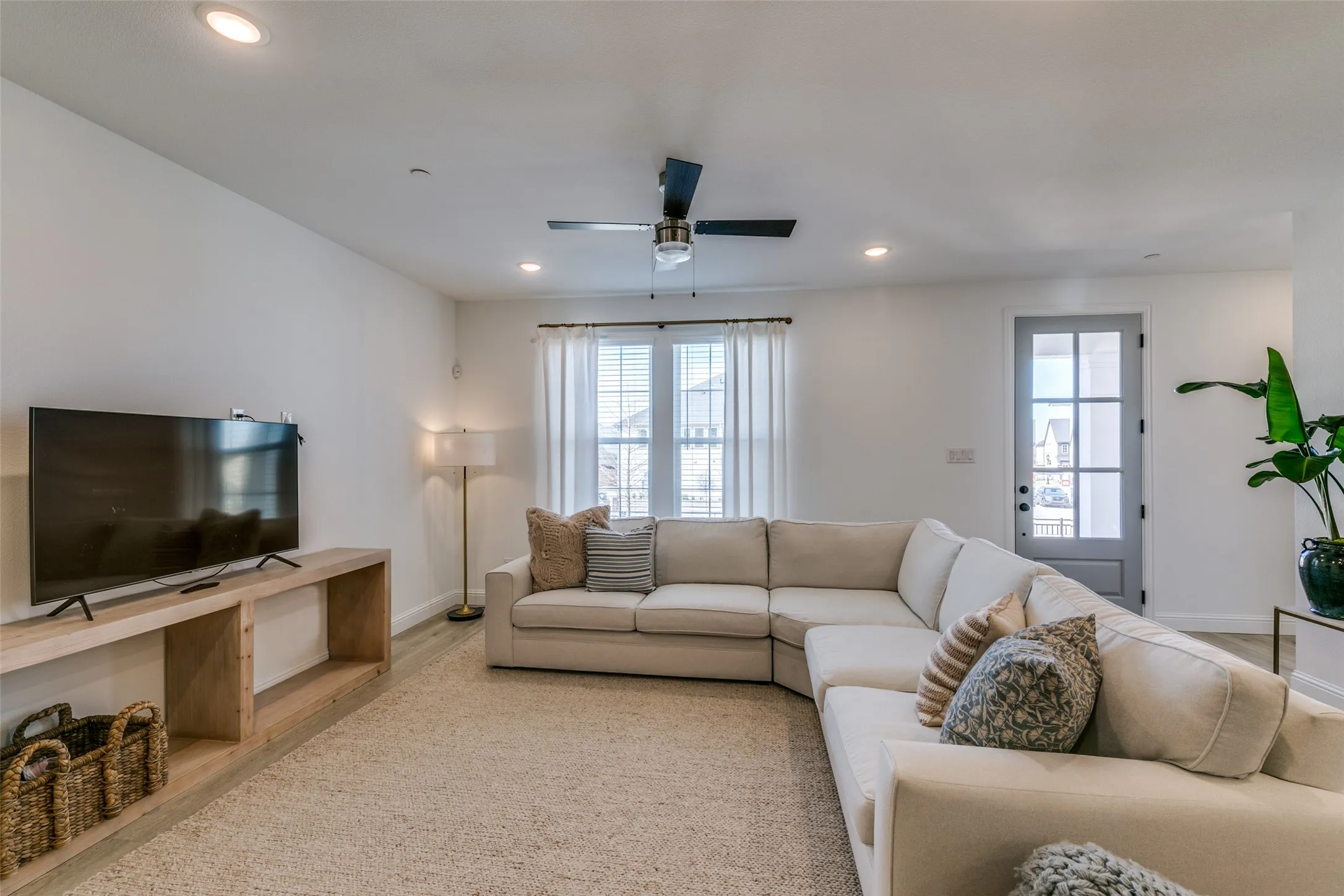 Townhouse For Rent in Collin County , 8845 Stablehand Mews, Frisco, Texas 75035, 3 Bedroom, 3 Bathroom, 2 Garage spaces, 2,283 Sqft, built in 2023, mls#21361624, Real Estate Agent in Frisco, Homes For Rent in Collin county, Homes For Rent in Frisco, Realtor in Frisco Texas, Real Estate Brokerage Independent Realty Texas, Luminita Cordes Realtor