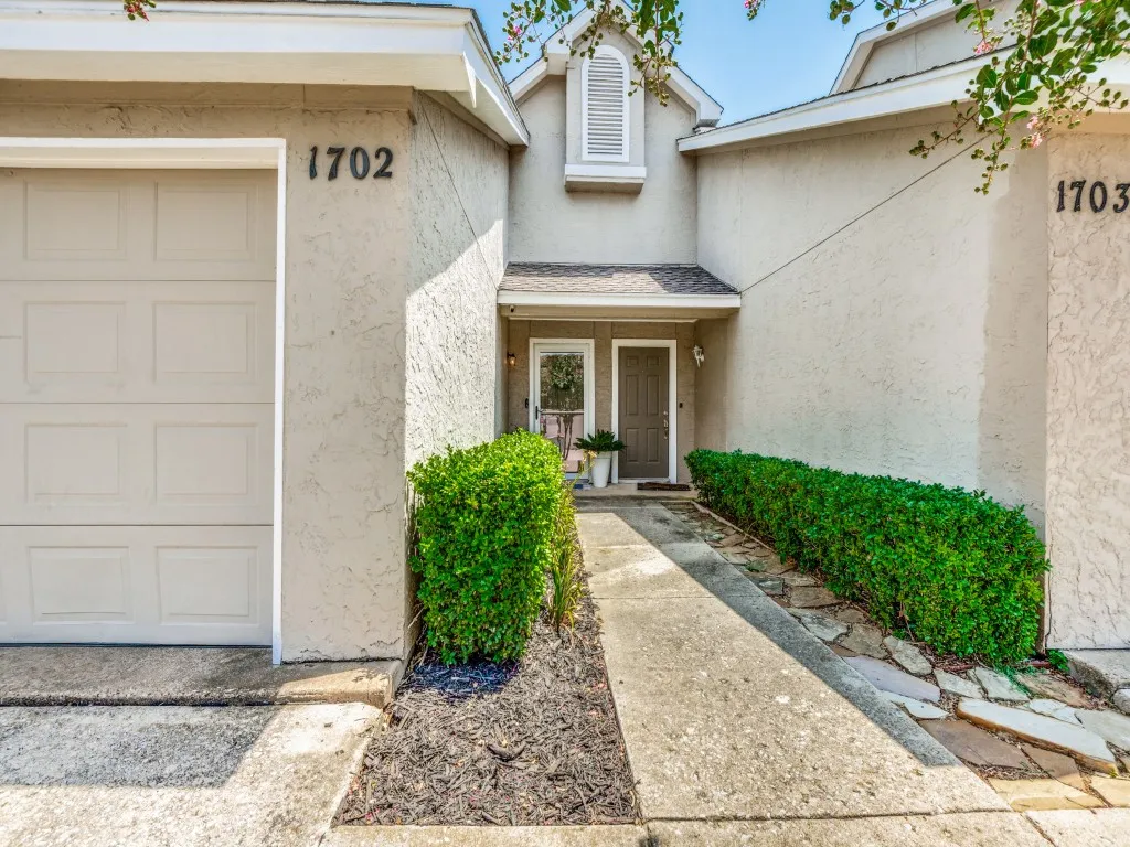 Townhouse For Sale in Collin County , 8400 Hickory Street 1702, Frisco, Texas 75034, 1 Bedroom, 2 Bathroom, 1 Garage spaces, 884 Sqft, built in 1987, mls#21361658, Real Estate Agent in Frisco, Homes For Sale in Collin county, Homes For Sale in Frisco, Realtor in Frisco Texas, Real Estate Brokerage Independent Realty Texas, Luminita Cordes Realtor