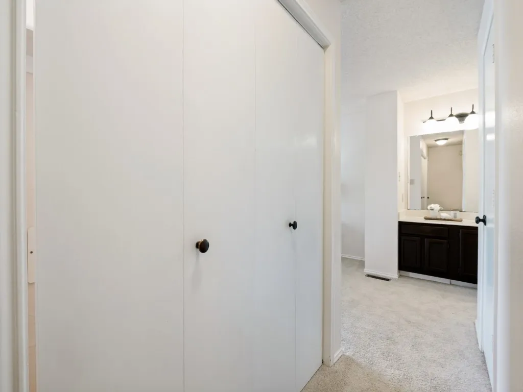 Townhouse For Sale in Collin County , 8400 Hickory Street 1702, Frisco, Texas 75034, 1 Bedroom, 2 Bathroom, 1 Garage spaces, 884 Sqft, built in 1987, mls#21361658, Real Estate Agent in Frisco, Homes For Sale in Collin county, Homes For Sale in Frisco, Realtor in Frisco Texas, Real Estate Brokerage Independent Realty Texas, Luminita Cordes Realtor