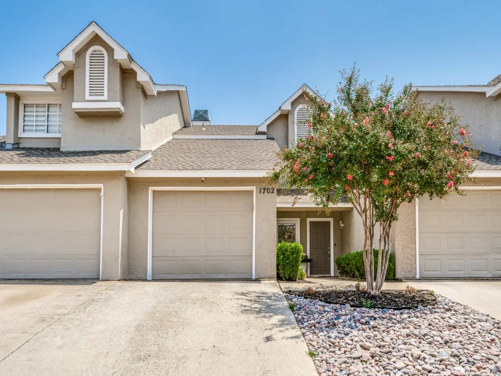 Townhouse For Sale in Collin County , 8400 Hickory Street 1702, Frisco, Texas 75034, 1 Bedroom, 2 Bathroom, 1 Garage spaces, 884 Sqft, built in 1987, mls#21361658, Real Estate Agent in Frisco, Homes For Sale in Collin county, Homes For Sale in Frisco, Realtor in Frisco Texas, Real Estate Brokerage Independent Realty Texas, Luminita Cordes Realtor