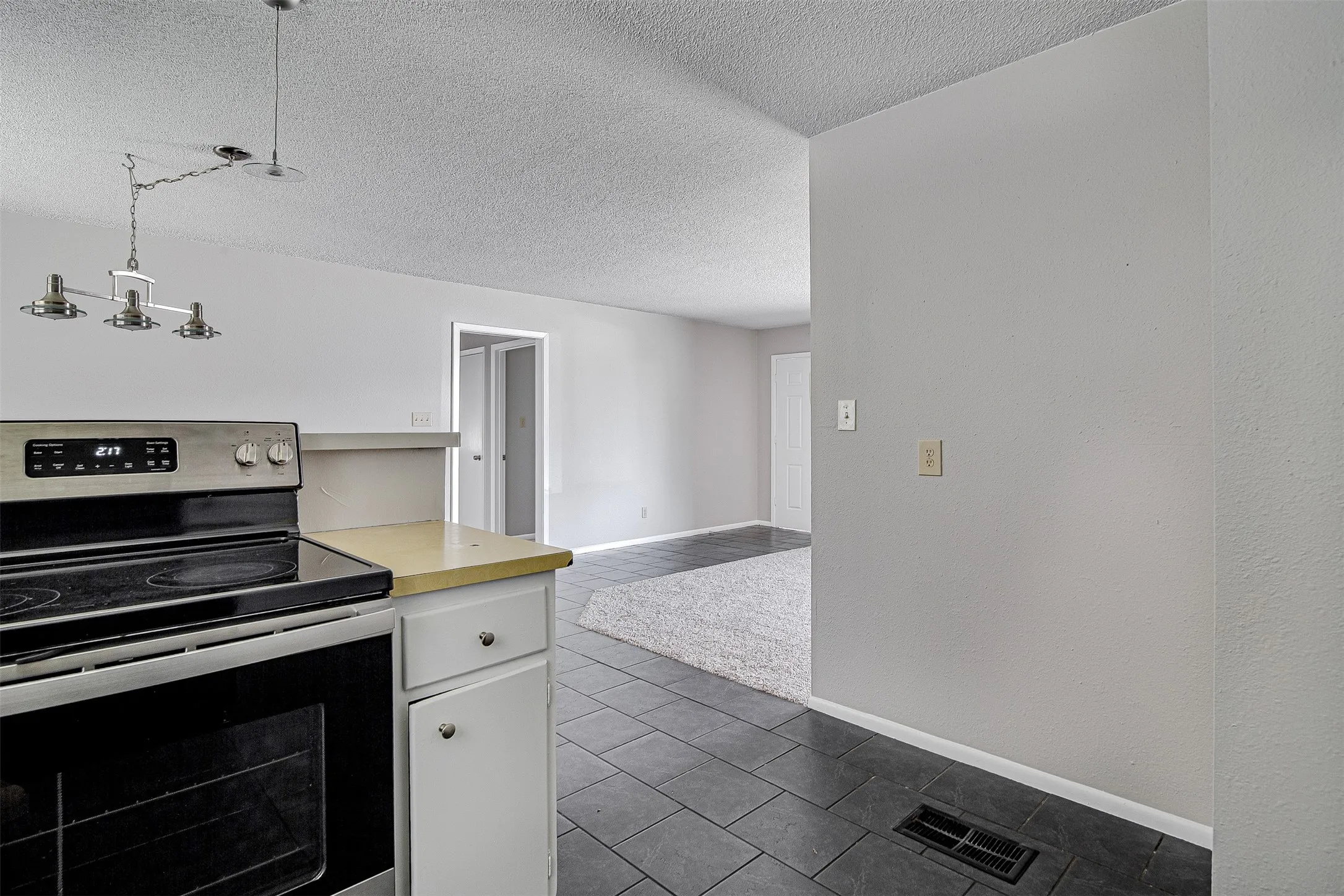 Single Family Residence For Rent in Johnson County , 107 Pine Street, Keene, Texas 76059, 3 Bedroom, 2 Bathroom, 1 Garage spaces, 1,407 Sqft, built in 1972, mls#21361817, Real Estate Agent in Keene, Homes For Rent in Johnson county, Homes For Rent in Keene, Realtor in Keene Texas, Real Estate Brokerage Independent Realty Texas, Luminita Cordes Realtor