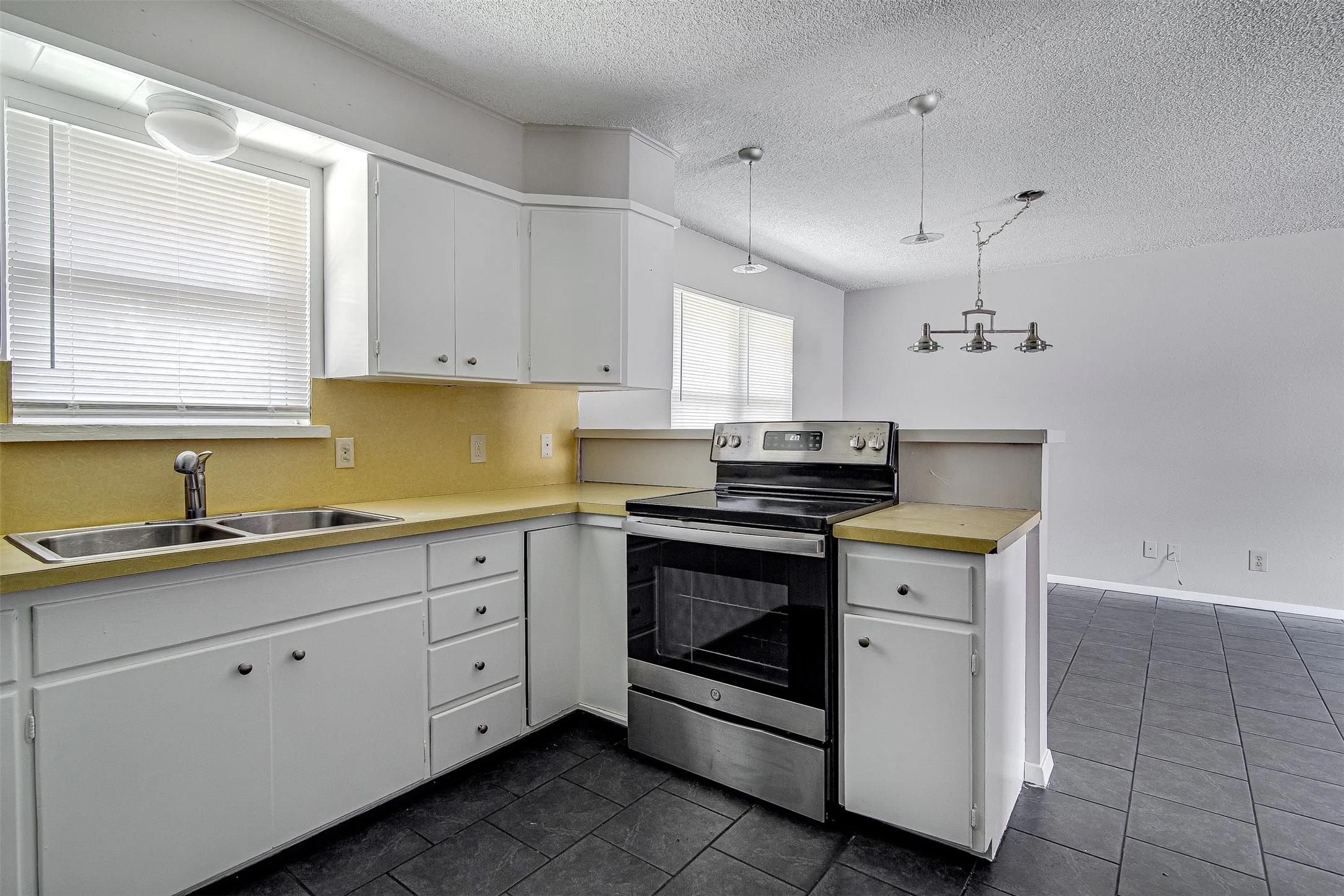 Single Family Residence For Rent in Johnson County , 107 Pine Street, Keene, Texas 76059, 3 Bedroom, 2 Bathroom, 1 Garage spaces, 1,407 Sqft, built in 1972, mls#21361817, Real Estate Agent in Keene, Homes For Rent in Johnson county, Homes For Rent in Keene, Realtor in Keene Texas, Real Estate Brokerage Independent Realty Texas, Luminita Cordes Realtor