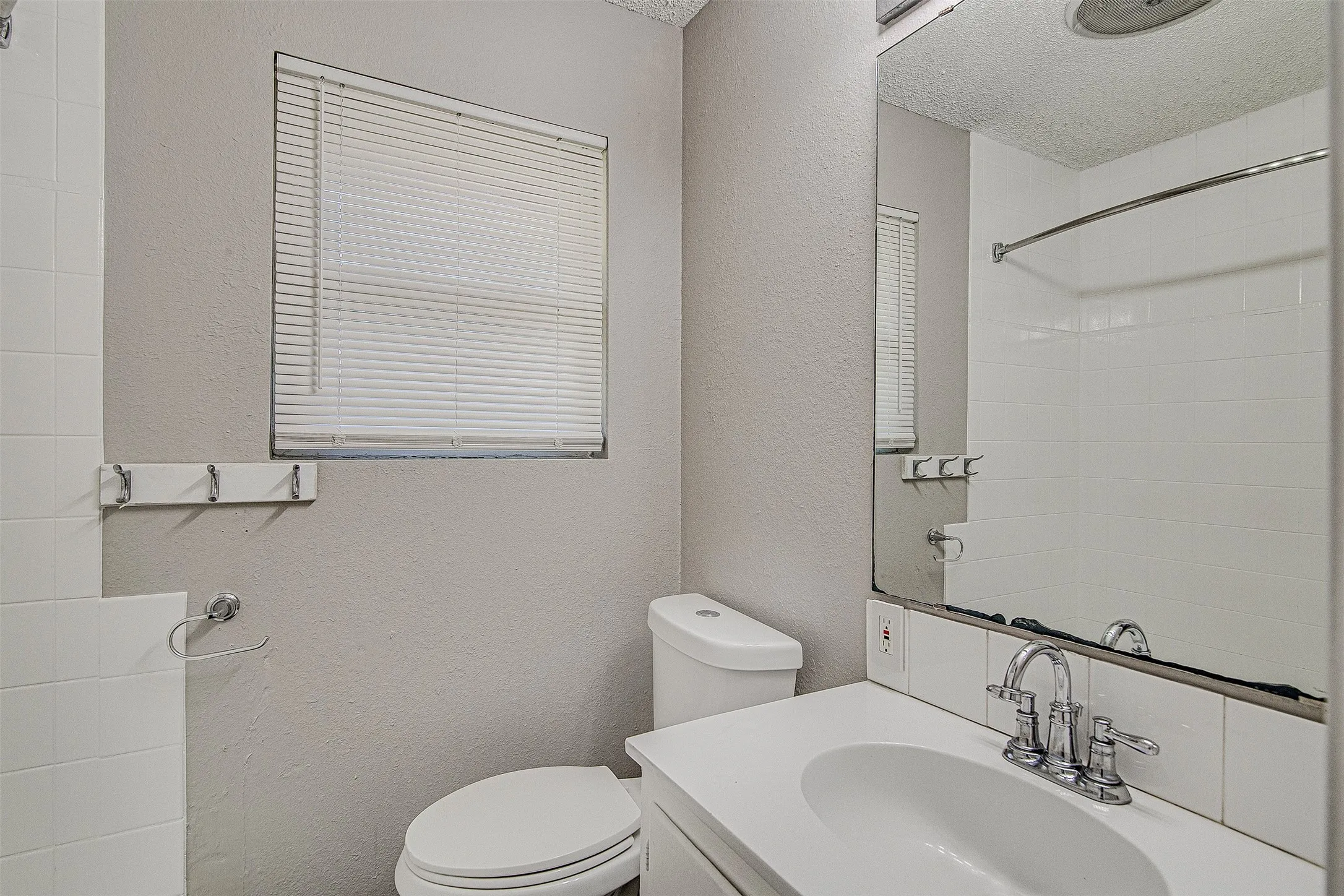 Single Family Residence For Rent in Johnson County , 107 Pine Street, Keene, Texas 76059, 3 Bedroom, 2 Bathroom, 1 Garage spaces, 1,407 Sqft, built in 1972, mls#21361817, Real Estate Agent in Keene, Homes For Rent in Johnson county, Homes For Rent in Keene, Realtor in Keene Texas, Real Estate Brokerage Independent Realty Texas, Luminita Cordes Realtor