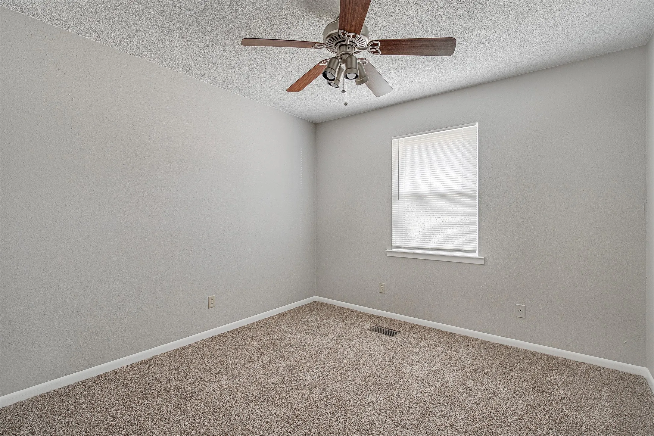 Single Family Residence For Rent in Johnson County , 107 Pine Street, Keene, Texas 76059, 3 Bedroom, 2 Bathroom, 1 Garage spaces, 1,407 Sqft, built in 1972, mls#21361817, Real Estate Agent in Keene, Homes For Rent in Johnson county, Homes For Rent in Keene, Realtor in Keene Texas, Real Estate Brokerage Independent Realty Texas, Luminita Cordes Realtor