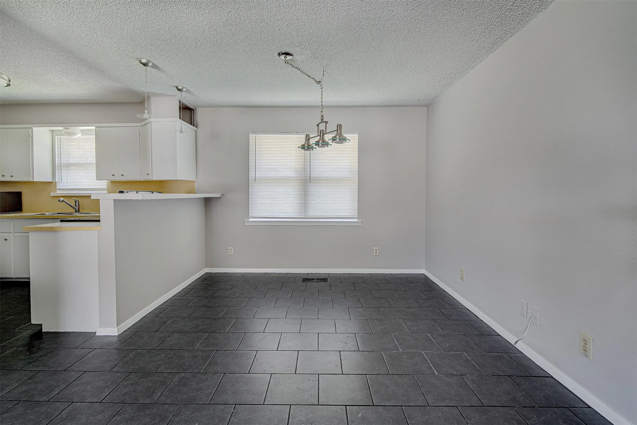 Single Family Residence For Rent in Johnson County , 107 Pine Street, Keene, Texas 76059, 3 Bedroom, 2 Bathroom, 1 Garage spaces, 1,407 Sqft, built in 1972, mls#21361817, Real Estate Agent in Keene, Homes For Rent in Johnson county, Homes For Rent in Keene, Realtor in Keene Texas, Real Estate Brokerage Independent Realty Texas, Luminita Cordes Realtor