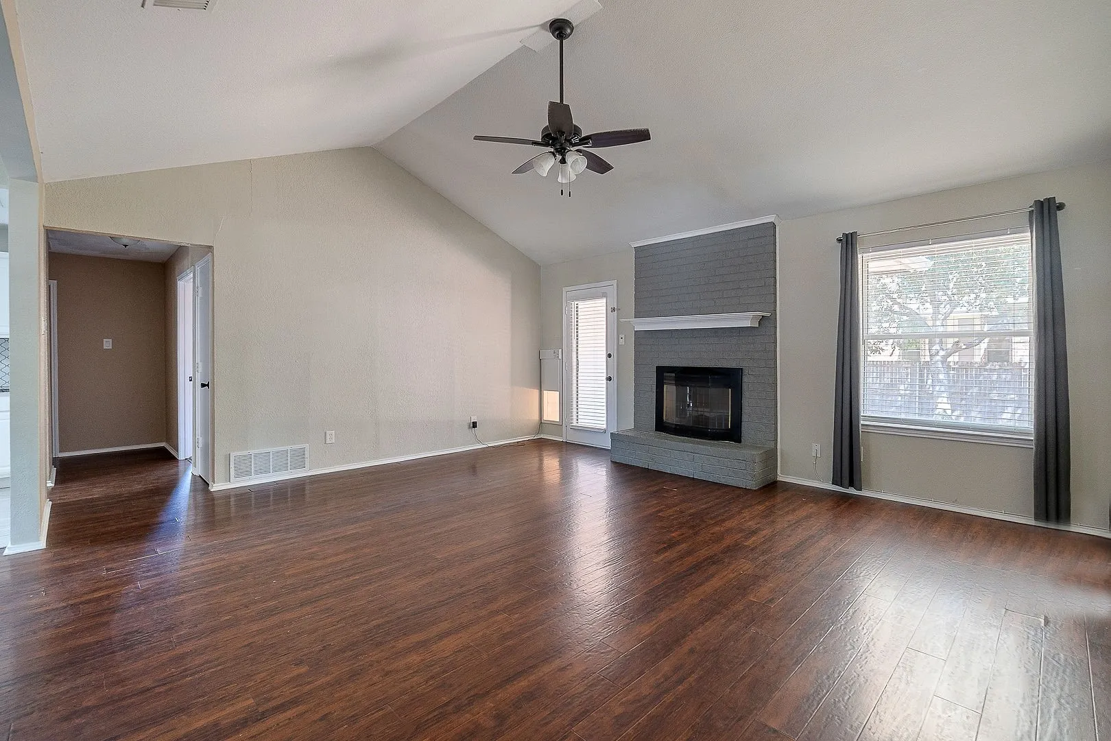 Single Family Residence For Sale in Tarrant County , 6804 Richfield Drive, North Richland Hills, Texas 76182, 3 Bedroom, 3 Bathroom, 2 Garage spaces, 1,676 Sqft, built in 1984, mls#21343396, Real Estate Agent in North Richland Hills, Homes For Sale in Tarrant county, Homes For Sale in North Richland Hills, Realtor in North Richland Hills Texas, Real Estate Brokerage Independent Realty Texas, Luminita Cordes Realtor