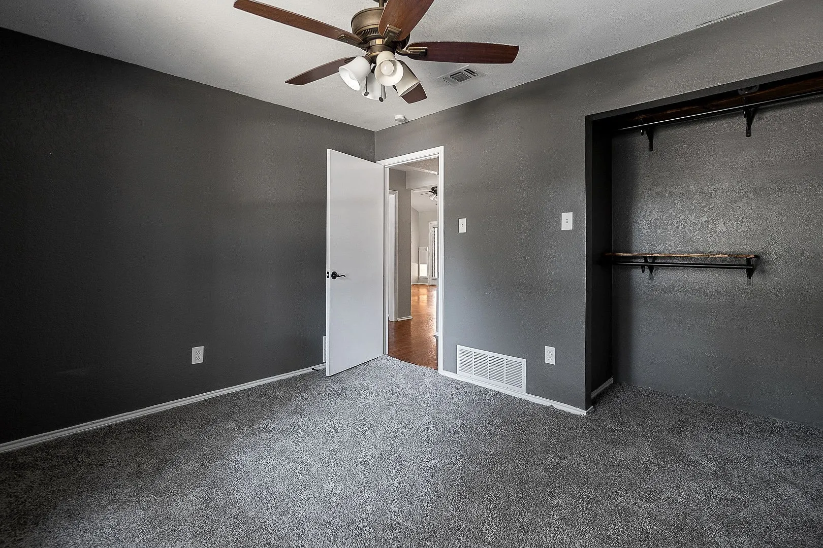 Single Family Residence For Sale in Tarrant County , 6804 Richfield Drive, North Richland Hills, Texas 76182, 3 Bedroom, 3 Bathroom, 2 Garage spaces, 1,676 Sqft, built in 1984, mls#21343396, Real Estate Agent in North Richland Hills, Homes For Sale in Tarrant county, Homes For Sale in North Richland Hills, Realtor in North Richland Hills Texas, Real Estate Brokerage Independent Realty Texas, Luminita Cordes Realtor