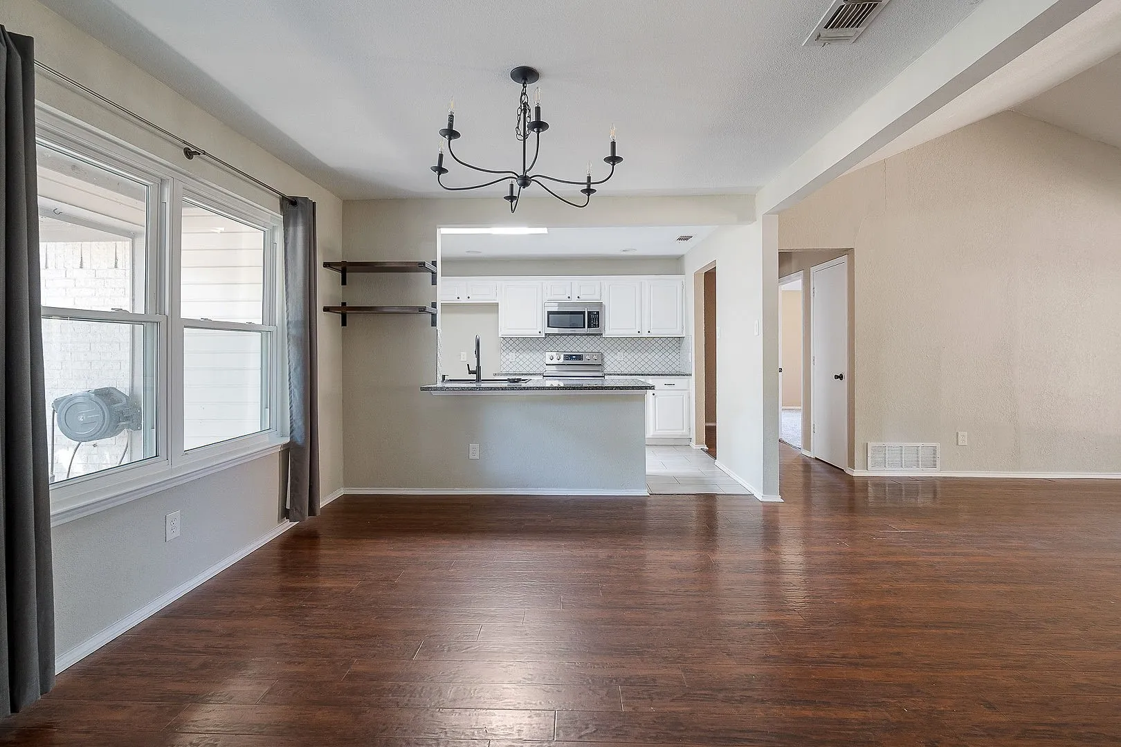 Single Family Residence For Sale in Tarrant County , 6804 Richfield Drive, North Richland Hills, Texas 76182, 3 Bedroom, 3 Bathroom, 2 Garage spaces, 1,676 Sqft, built in 1984, mls#21343396, Real Estate Agent in North Richland Hills, Homes For Sale in Tarrant county, Homes For Sale in North Richland Hills, Realtor in North Richland Hills Texas, Real Estate Brokerage Independent Realty Texas, Luminita Cordes Realtor