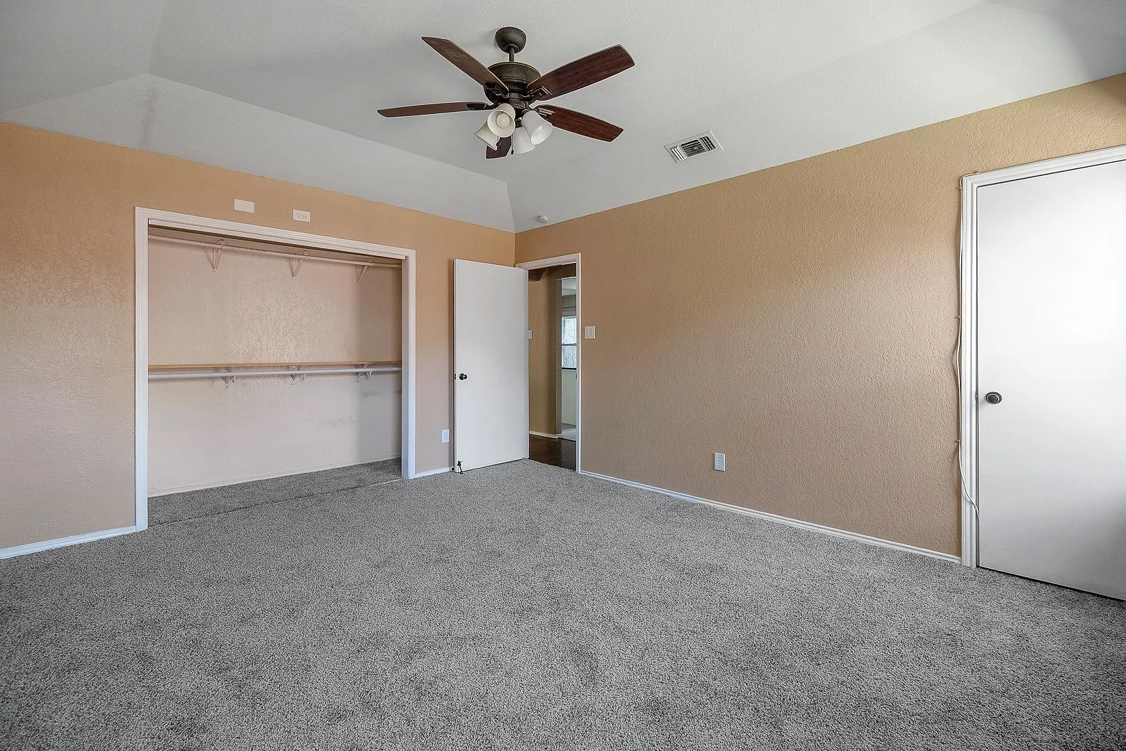 Single Family Residence For Sale in Tarrant County , 6804 Richfield Drive, North Richland Hills, Texas 76182, 3 Bedroom, 3 Bathroom, 2 Garage spaces, 1,676 Sqft, built in 1984, mls#21343396, Real Estate Agent in North Richland Hills, Homes For Sale in Tarrant county, Homes For Sale in North Richland Hills, Realtor in North Richland Hills Texas, Real Estate Brokerage Independent Realty Texas, Luminita Cordes Realtor