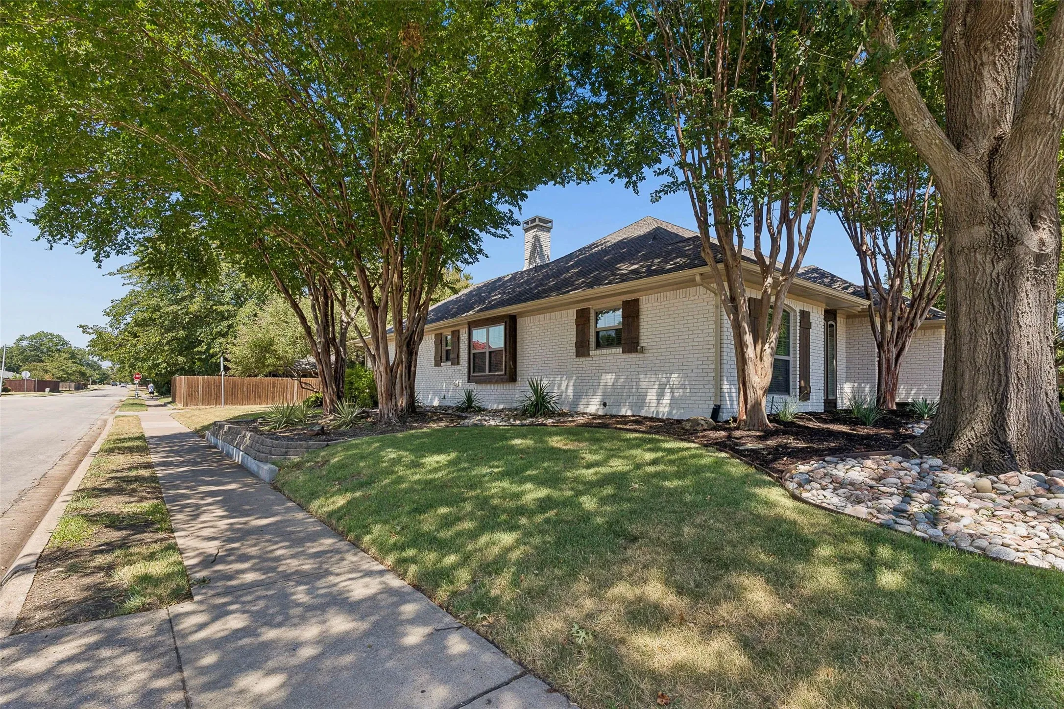 Single Family Residence For Rent in Collin County , 901 Autumn Lake Drive, Allen, Texas 75002, 3 Bedroom, 2 Bathroom, 2 Garage spaces, 2,165 Sqft, built in 1977, mls#21356719, Real Estate Agent in Allen, Homes For Rent in Collin county, Homes For Rent in Allen, Realtor in Allen Texas, Real Estate Brokerage Independent Realty Texas, Luminita Cordes Realtor