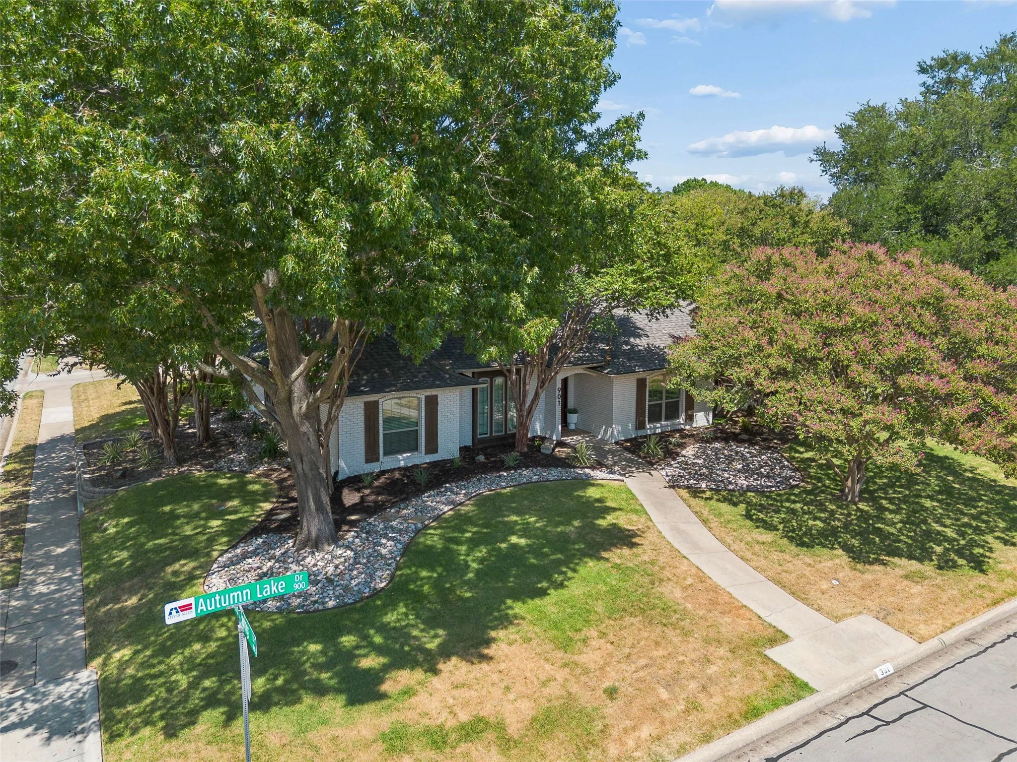 Single Family Residence For Rent in Collin County , 901 Autumn Lake Drive, Allen, Texas 75002, 3 Bedroom, 2 Bathroom, 2 Garage spaces, 2,165 Sqft, built in 1977, mls#21356719, Real Estate Agent in Allen, Homes For Rent in Collin county, Homes For Rent in Allen, Realtor in Allen Texas, Real Estate Brokerage Independent Realty Texas, Luminita Cordes Realtor
