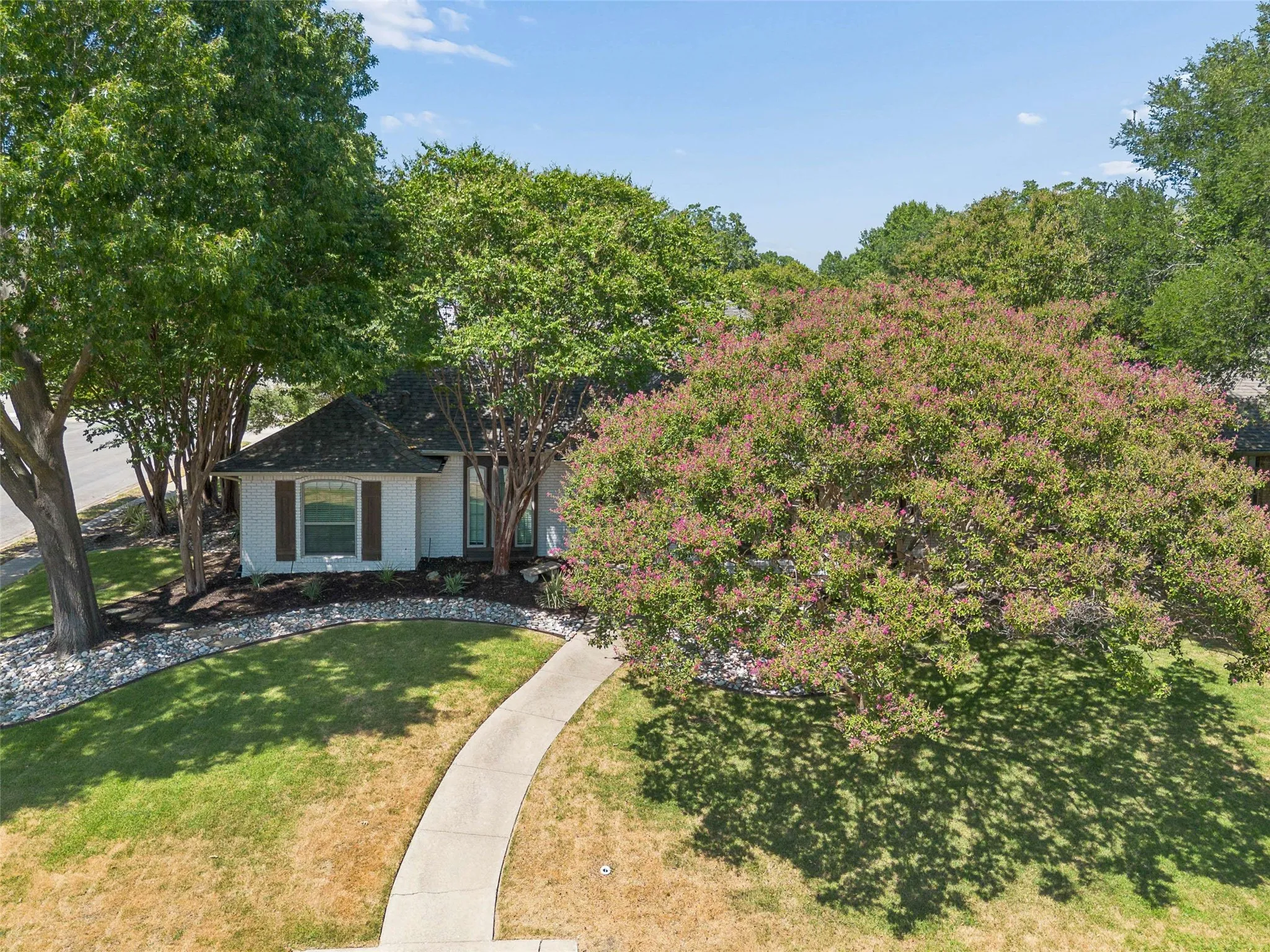 Single Family Residence For Rent in Collin County , 901 Autumn Lake Drive, Allen, Texas 75002, 3 Bedroom, 2 Bathroom, 2 Garage spaces, 2,165 Sqft, built in 1977, mls#21356719, Real Estate Agent in Allen, Homes For Rent in Collin county, Homes For Rent in Allen, Realtor in Allen Texas, Real Estate Brokerage Independent Realty Texas, Luminita Cordes Realtor