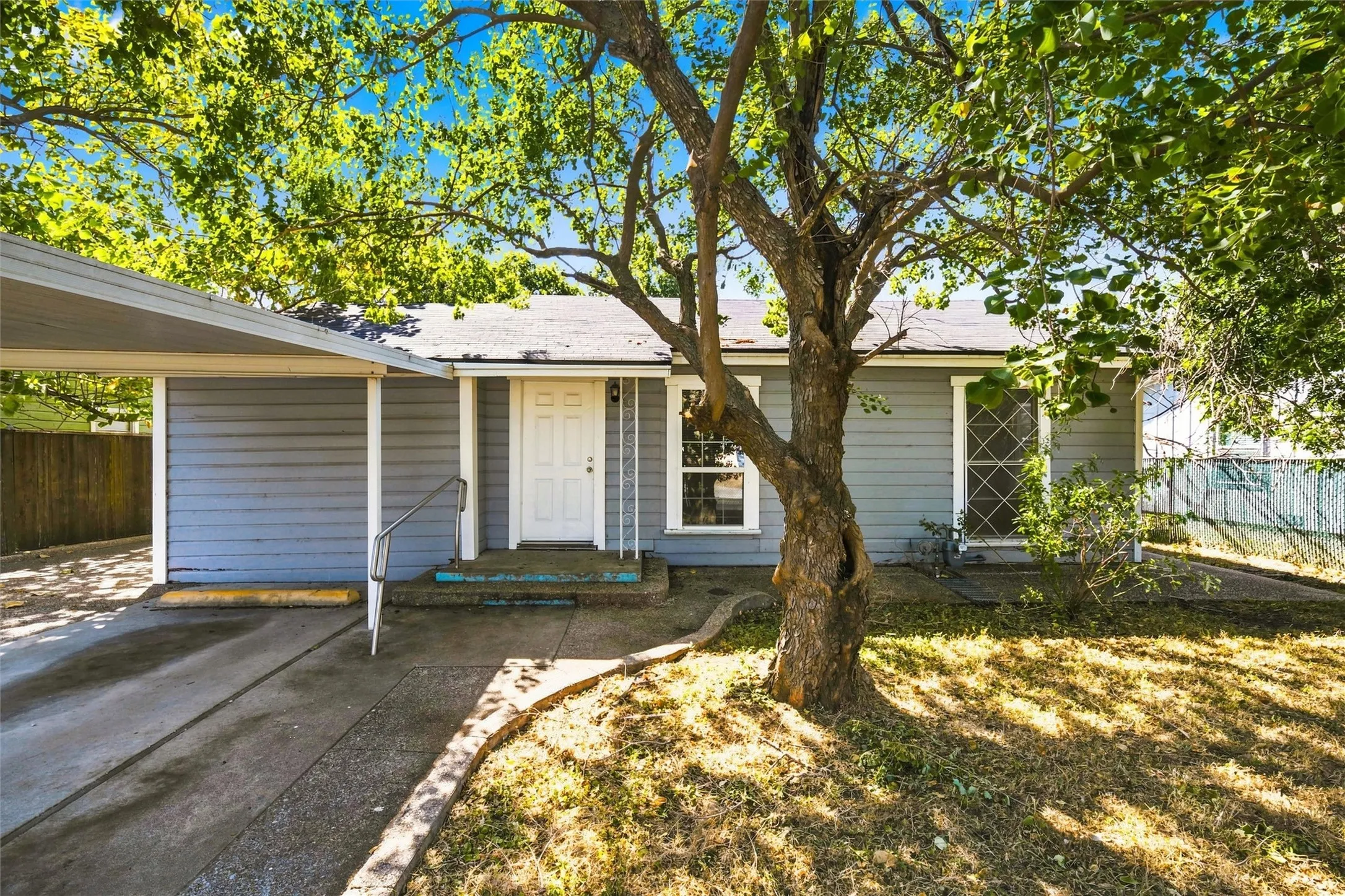 Single Family Residence For Sale in Mc Lennan County , 3520 Bagby Avenue, Waco, Texas 76711, 3 Bedroom, 1 Bathroom, Garage spaces, 981 Sqft, built in 1952, mls#21359833, Real Estate Agent in Waco, Homes For Sale in Mc Lennan county, Homes For Sale in Waco, Realtor in Waco Texas, Real Estate Brokerage Independent Realty Texas, Luminita Cordes Realtor
