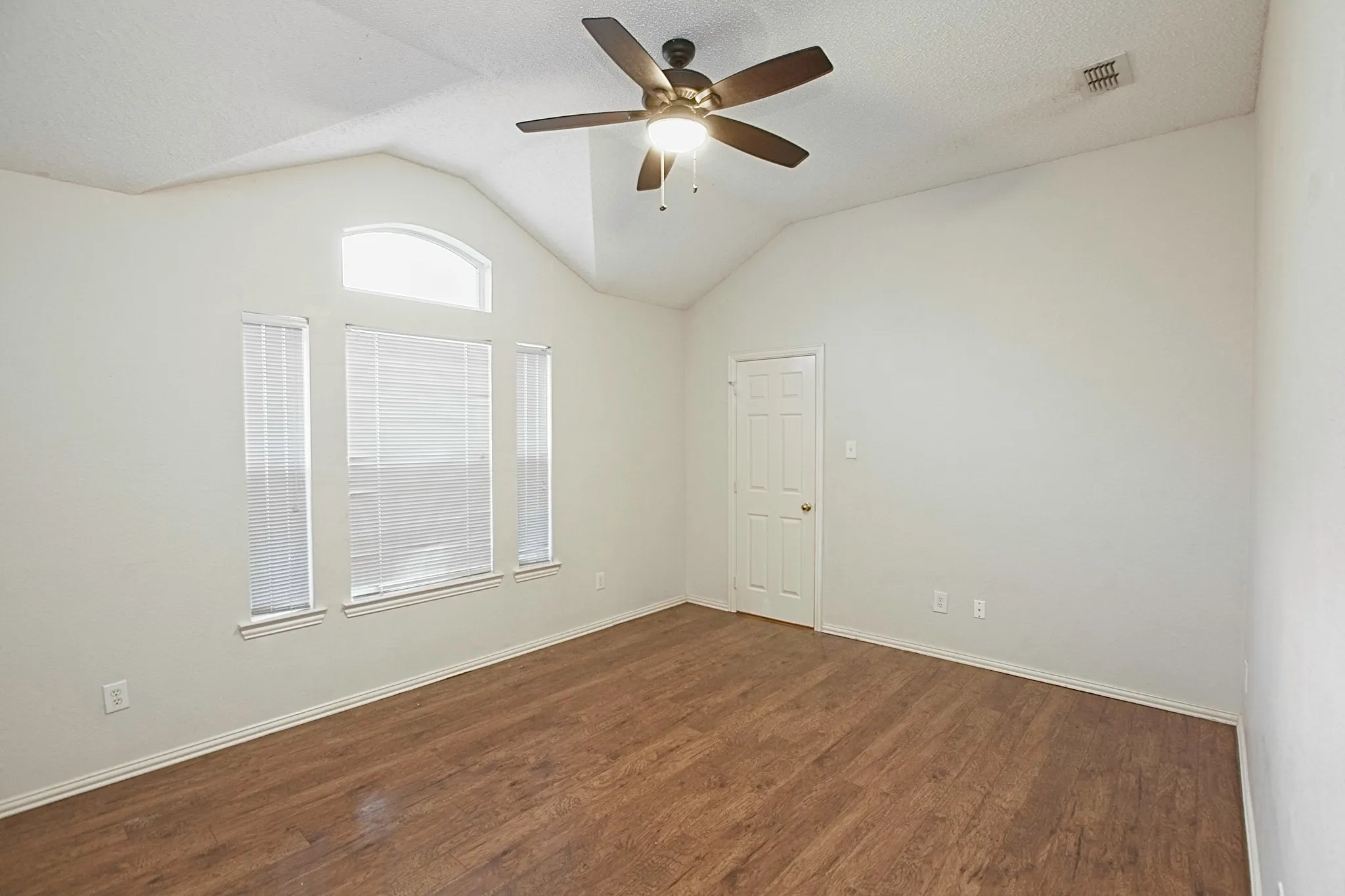 Single Family Residence For Rent in Collin County , 4502 Highlands Drive, Mc Kinney, Texas 75070, 3 Bedroom, 2 Bathroom, 2 Garage spaces, 1,669 Sqft, built in 1996, mls#21361825, Real Estate Agent in Mc Kinney, Homes For Rent in Collin county, Homes For Rent in Mc Kinney, Realtor in Mc Kinney Texas, Real Estate Brokerage Independent Realty Texas, Luminita Cordes Realtor