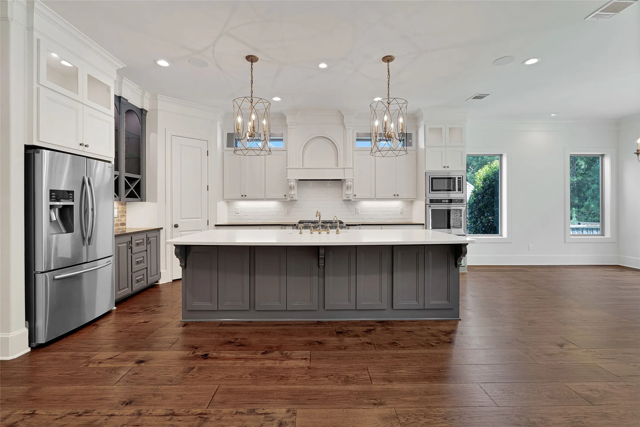 Single Family Residence For Sale in Smith County , 7410 Princedale, Tyler, Texas 75703, 4 Bedroom, 4 Bathroom, 2 Garage spaces, 3,389 Sqft, built in 2016, mls#21361827, Real Estate Agent in Tyler, Homes For Sale in Smith county, Homes For Sale in Tyler, Realtor in Tyler Texas, Real Estate Brokerage Independent Realty Texas, Luminita Cordes Realtor