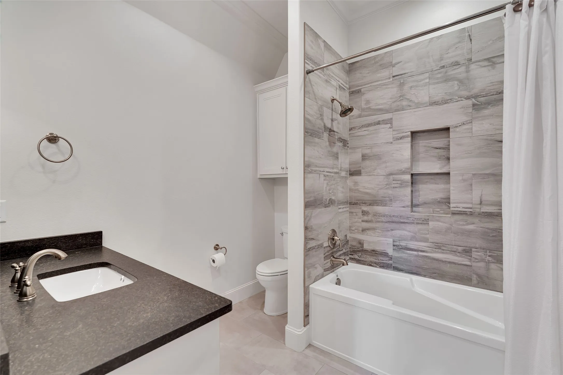 Single Family Residence For Sale in Smith County , 7410 Princedale, Tyler, Texas 75703, 4 Bedroom, 4 Bathroom, 2 Garage spaces, 3,389 Sqft, built in 2016, mls#21361827, Real Estate Agent in Tyler, Homes For Sale in Smith county, Homes For Sale in Tyler, Realtor in Tyler Texas, Real Estate Brokerage Independent Realty Texas, Luminita Cordes Realtor