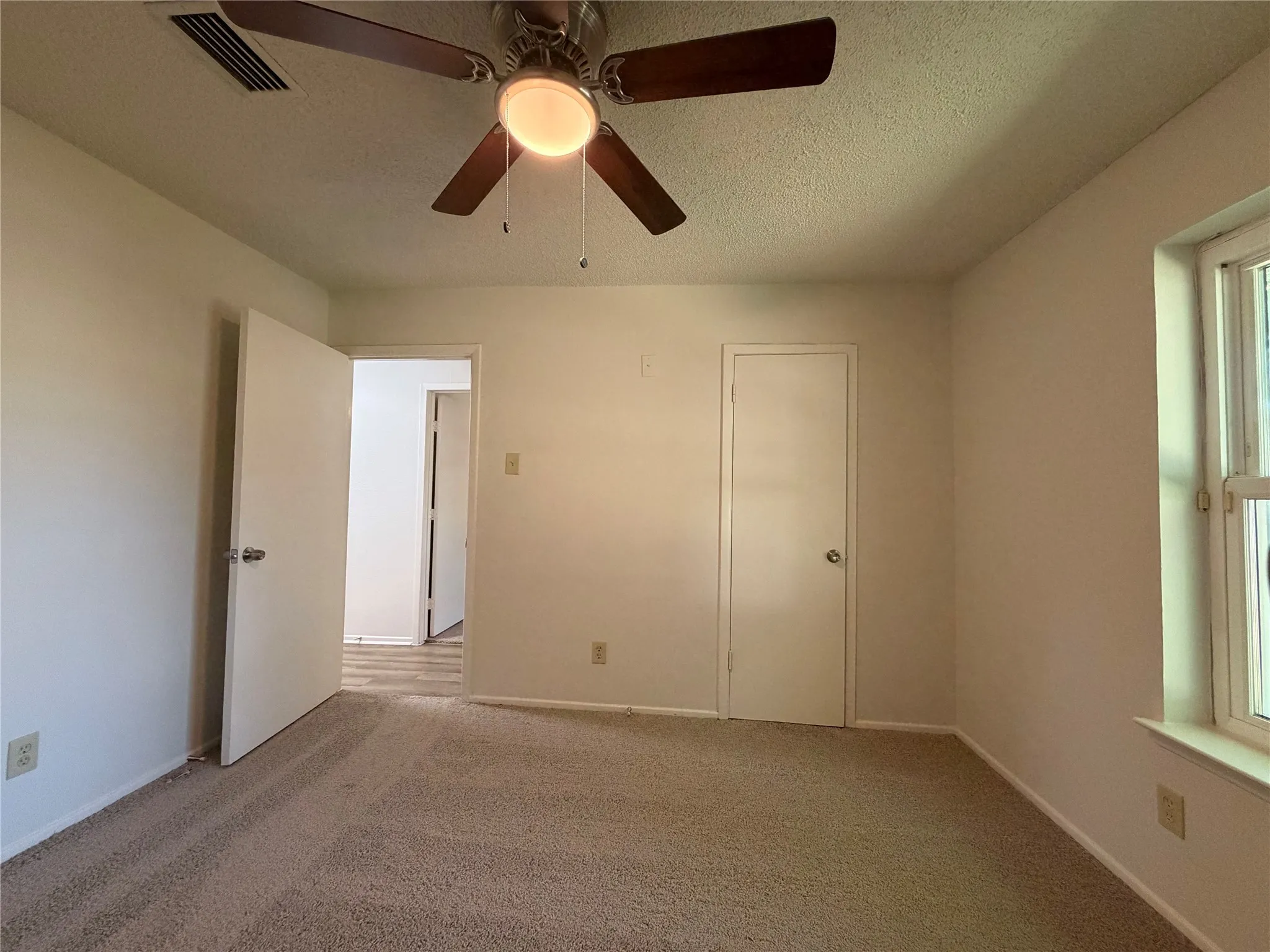 Single Family Residence For Sale in Dallas County , 1136 Kris Street, Irving, Texas 75060, 3 Bedroom, 2 Bathroom, 2 Garage spaces, 1,642 Sqft, built in 1967, mls#21361822, Real Estate Agent in Irving, Homes For Sale in Dallas county, Homes For Sale in Irving, Realtor in Irving Texas, Real Estate Brokerage Independent Realty Texas, Luminita Cordes Realtor