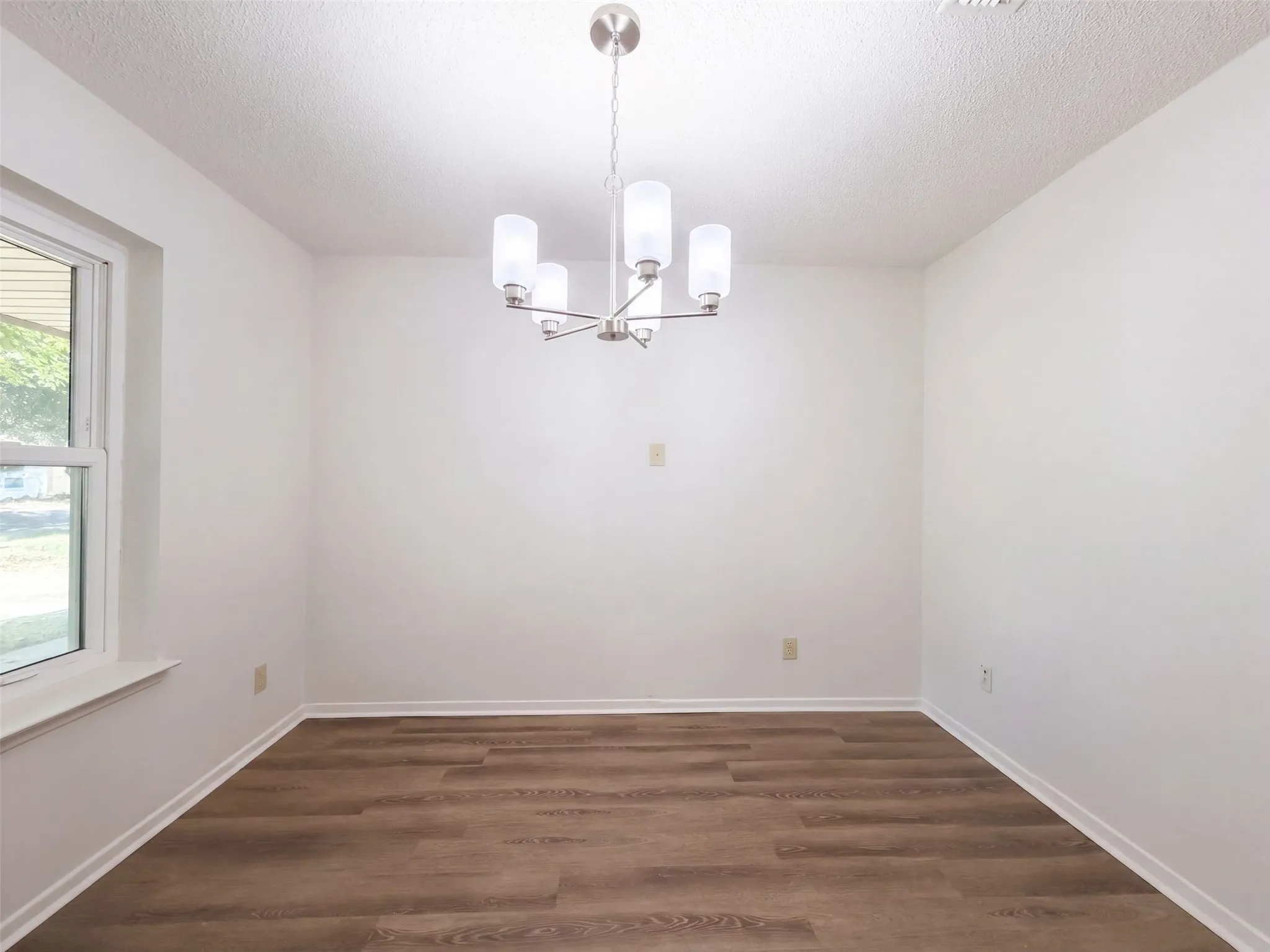 Single Family Residence For Sale in Dallas County , 1136 Kris Street, Irving, Texas 75060, 3 Bedroom, 2 Bathroom, 2 Garage spaces, 1,642 Sqft, built in 1967, mls#21361822, Real Estate Agent in Irving, Homes For Sale in Dallas county, Homes For Sale in Irving, Realtor in Irving Texas, Real Estate Brokerage Independent Realty Texas, Luminita Cordes Realtor