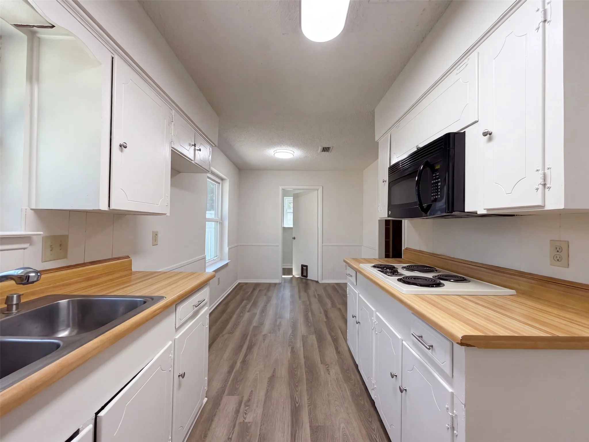 Single Family Residence For Sale in Dallas County , 1136 Kris Street, Irving, Texas 75060, 3 Bedroom, 2 Bathroom, 2 Garage spaces, 1,642 Sqft, built in 1967, mls#21361822, Real Estate Agent in Irving, Homes For Sale in Dallas county, Homes For Sale in Irving, Realtor in Irving Texas, Real Estate Brokerage Independent Realty Texas, Luminita Cordes Realtor