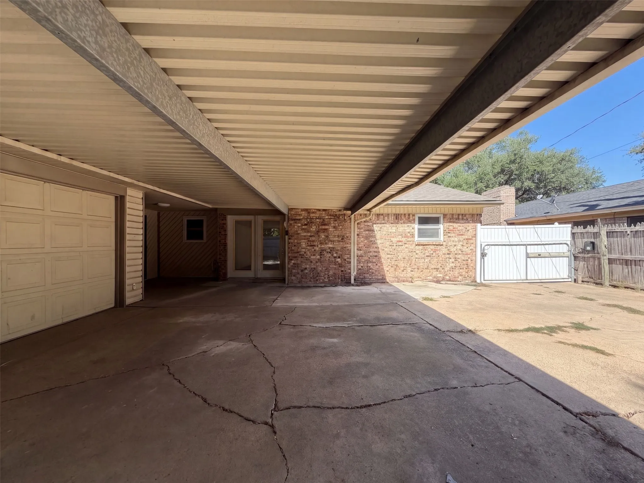 Single Family Residence For Sale in Dallas County , 1136 Kris Street, Irving, Texas 75060, 3 Bedroom, 2 Bathroom, 2 Garage spaces, 1,642 Sqft, built in 1967, mls#21361822, Real Estate Agent in Irving, Homes For Sale in Dallas county, Homes For Sale in Irving, Realtor in Irving Texas, Real Estate Brokerage Independent Realty Texas, Luminita Cordes Realtor