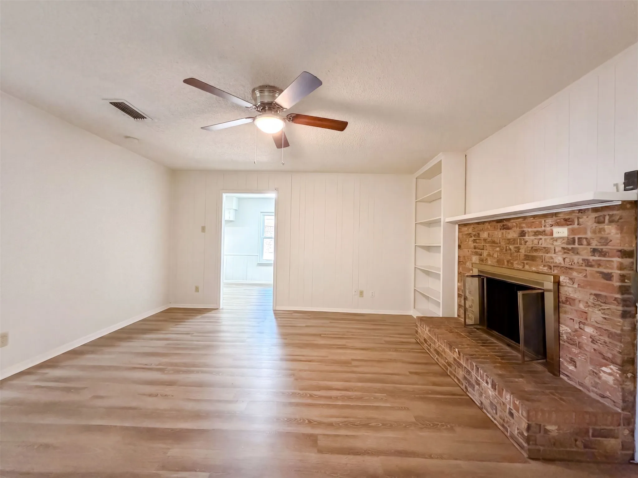 Single Family Residence For Sale in Dallas County , 1136 Kris Street, Irving, Texas 75060, 3 Bedroom, 2 Bathroom, 2 Garage spaces, 1,642 Sqft, built in 1967, mls#21361822, Real Estate Agent in Irving, Homes For Sale in Dallas county, Homes For Sale in Irving, Realtor in Irving Texas, Real Estate Brokerage Independent Realty Texas, Luminita Cordes Realtor