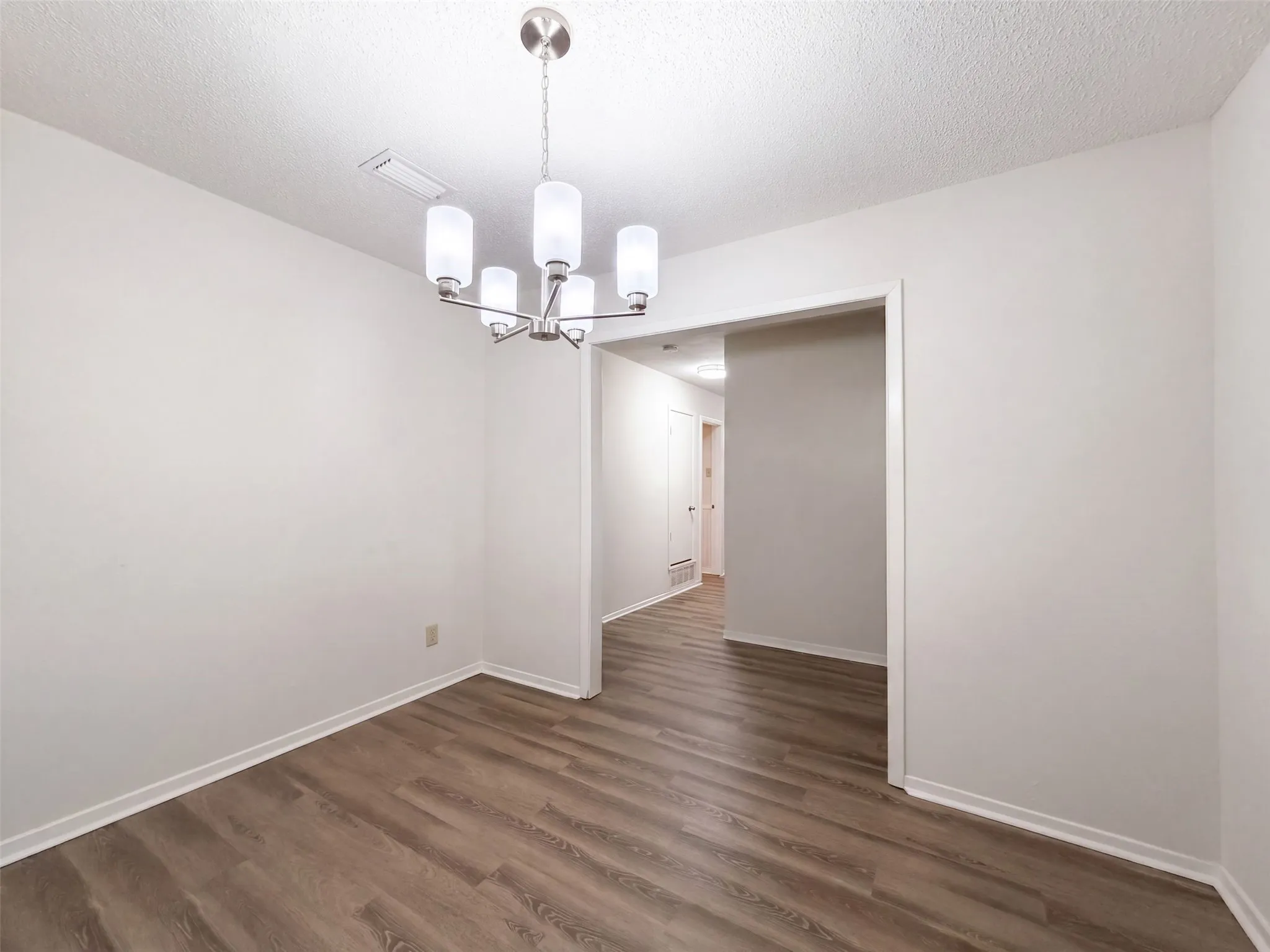 Single Family Residence For Sale in Dallas County , 1136 Kris Street, Irving, Texas 75060, 3 Bedroom, 2 Bathroom, 2 Garage spaces, 1,642 Sqft, built in 1967, mls#21361822, Real Estate Agent in Irving, Homes For Sale in Dallas county, Homes For Sale in Irving, Realtor in Irving Texas, Real Estate Brokerage Independent Realty Texas, Luminita Cordes Realtor