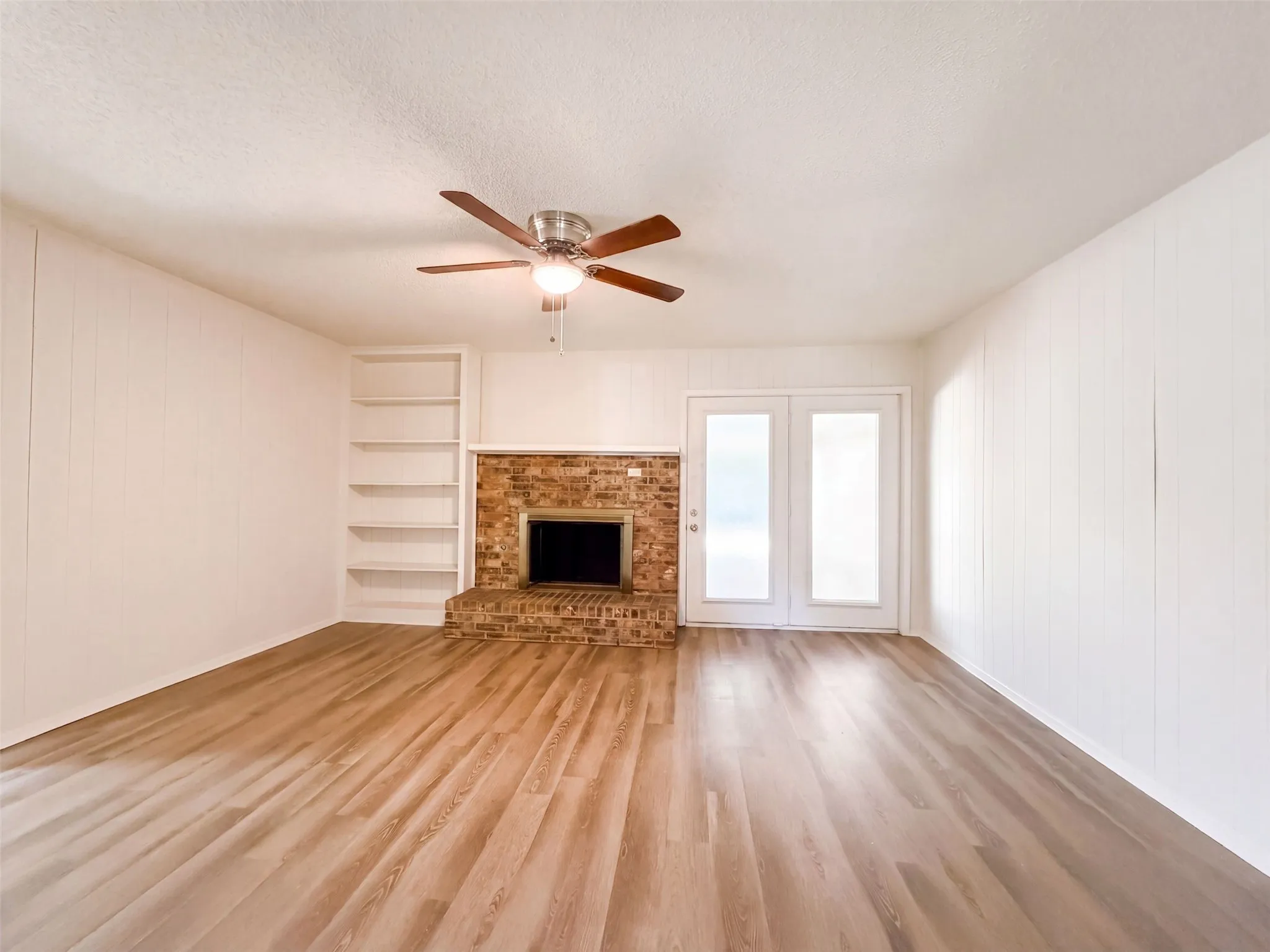 Single Family Residence For Sale in Dallas County , 1136 Kris Street, Irving, Texas 75060, 3 Bedroom, 2 Bathroom, 2 Garage spaces, 1,642 Sqft, built in 1967, mls#21361822, Real Estate Agent in Irving, Homes For Sale in Dallas county, Homes For Sale in Irving, Realtor in Irving Texas, Real Estate Brokerage Independent Realty Texas, Luminita Cordes Realtor