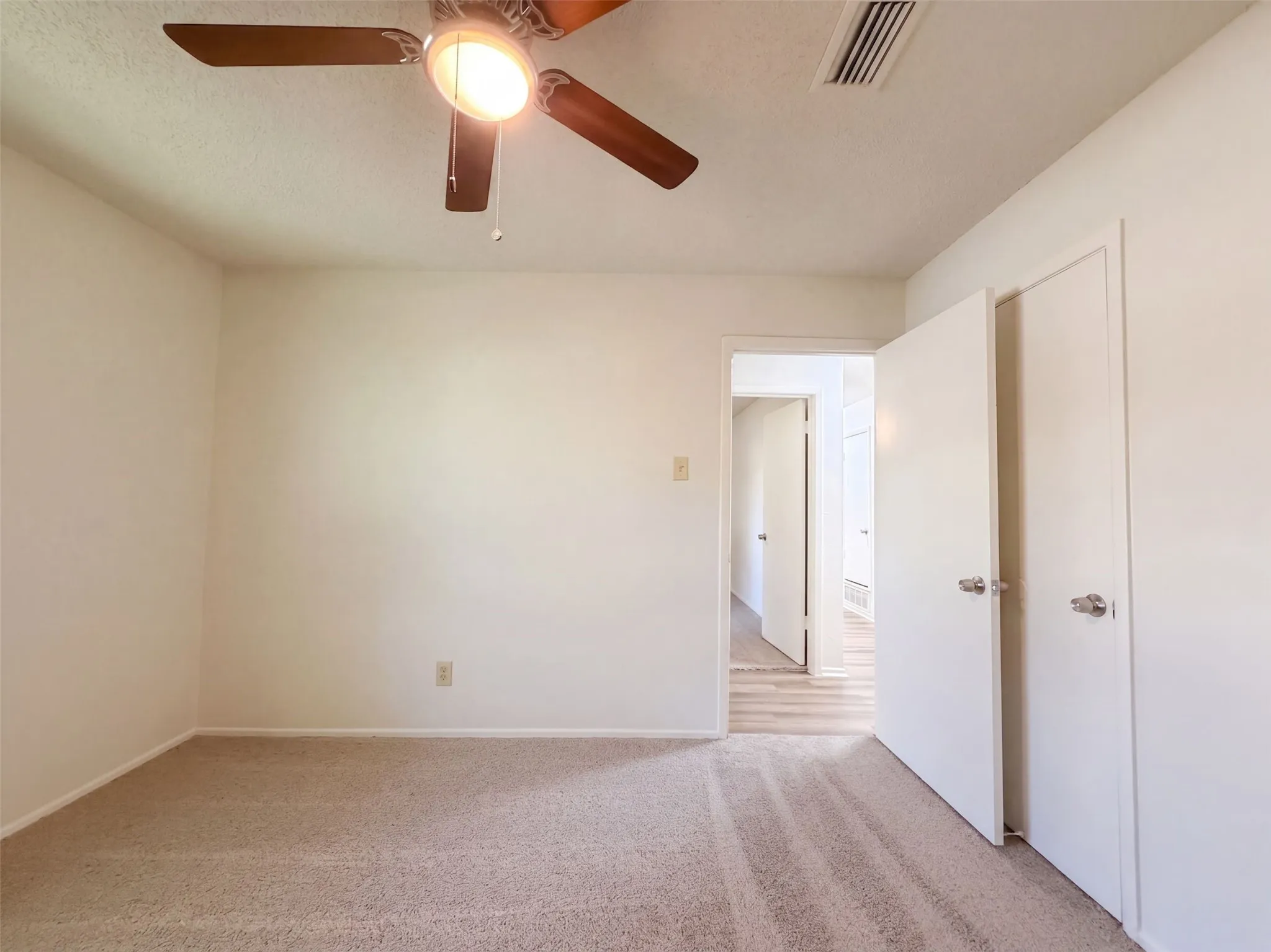 Single Family Residence For Sale in Dallas County , 1136 Kris Street, Irving, Texas 75060, 3 Bedroom, 2 Bathroom, 2 Garage spaces, 1,642 Sqft, built in 1967, mls#21361822, Real Estate Agent in Irving, Homes For Sale in Dallas county, Homes For Sale in Irving, Realtor in Irving Texas, Real Estate Brokerage Independent Realty Texas, Luminita Cordes Realtor