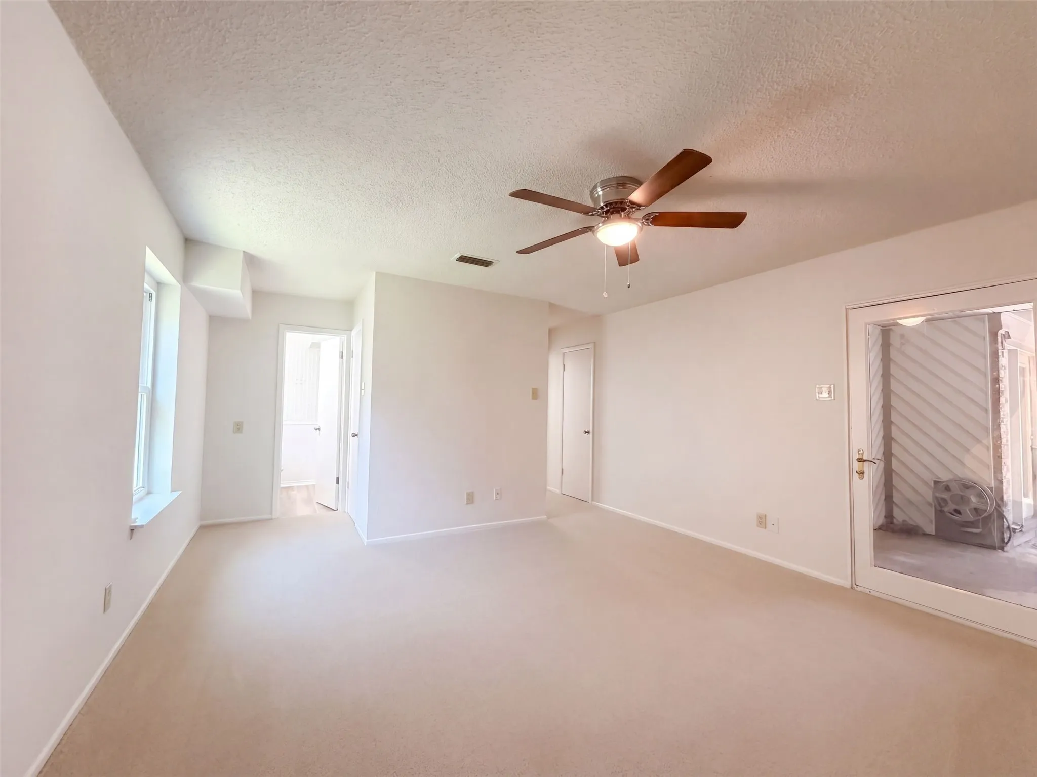 Single Family Residence For Sale in Dallas County , 1136 Kris Street, Irving, Texas 75060, 3 Bedroom, 2 Bathroom, 2 Garage spaces, 1,642 Sqft, built in 1967, mls#21361822, Real Estate Agent in Irving, Homes For Sale in Dallas county, Homes For Sale in Irving, Realtor in Irving Texas, Real Estate Brokerage Independent Realty Texas, Luminita Cordes Realtor