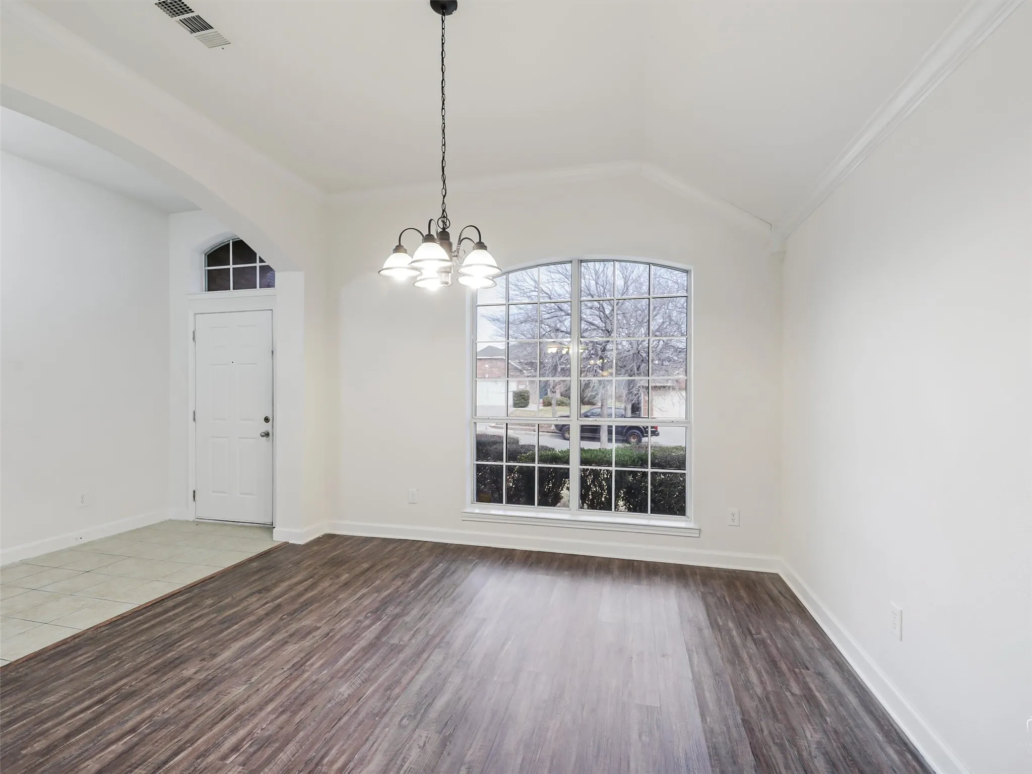 Single Family Residence For Sale in Tarrant County , 704 Darlington Trail, Fort Worth, Texas 76131, 3 Bedroom, 2 Bathroom, 2 Garage spaces, 1,875 Sqft, built in 2004, Price $325,000, mls#21361835, Real Estate Agent in Fort Worth, Homes For Sale in Tarrant county, Homes For Sale in Fort Worth, Realtor in Fort Worth Texas, Real Estate Brokerage Independent Realty Texas, Luminita Cordes Realtor