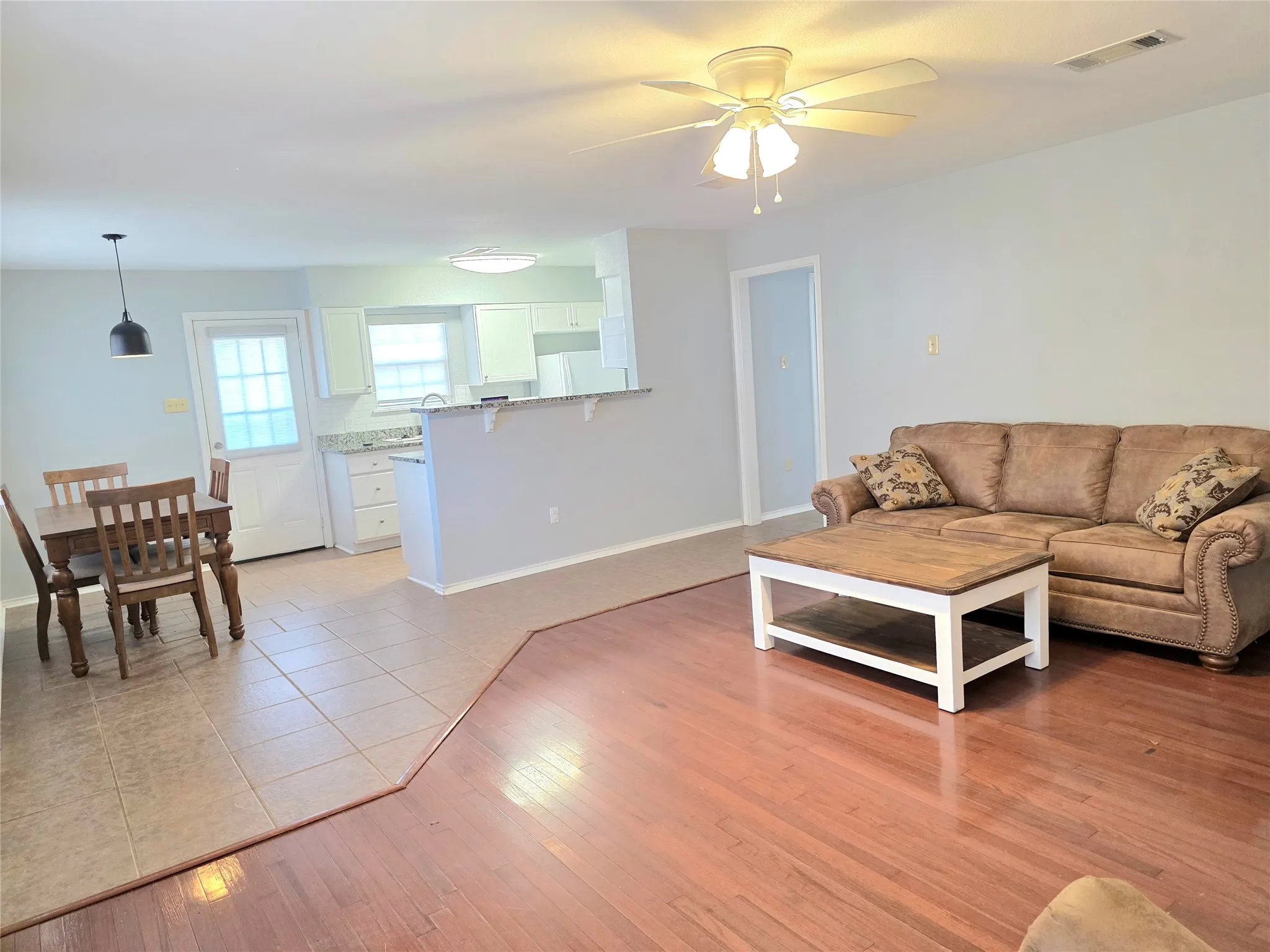 Single Family Residence For Sale in Henderson County , 131 Ocean Drive, Gun Barrel City, Texas 75156, 2 Bedroom, 3 Bathroom, 1 Garage spaces, 1,356 Sqft, built in 1970, Price $289,000, mls#21361836, Real Estate Agent in Gun Barrel City, Homes For Sale in Henderson county, Homes For Sale in Gun Barrel City, Realtor in Gun Barrel City Texas, Real Estate Brokerage Independent Realty Texas, Luminita Cordes Realtor