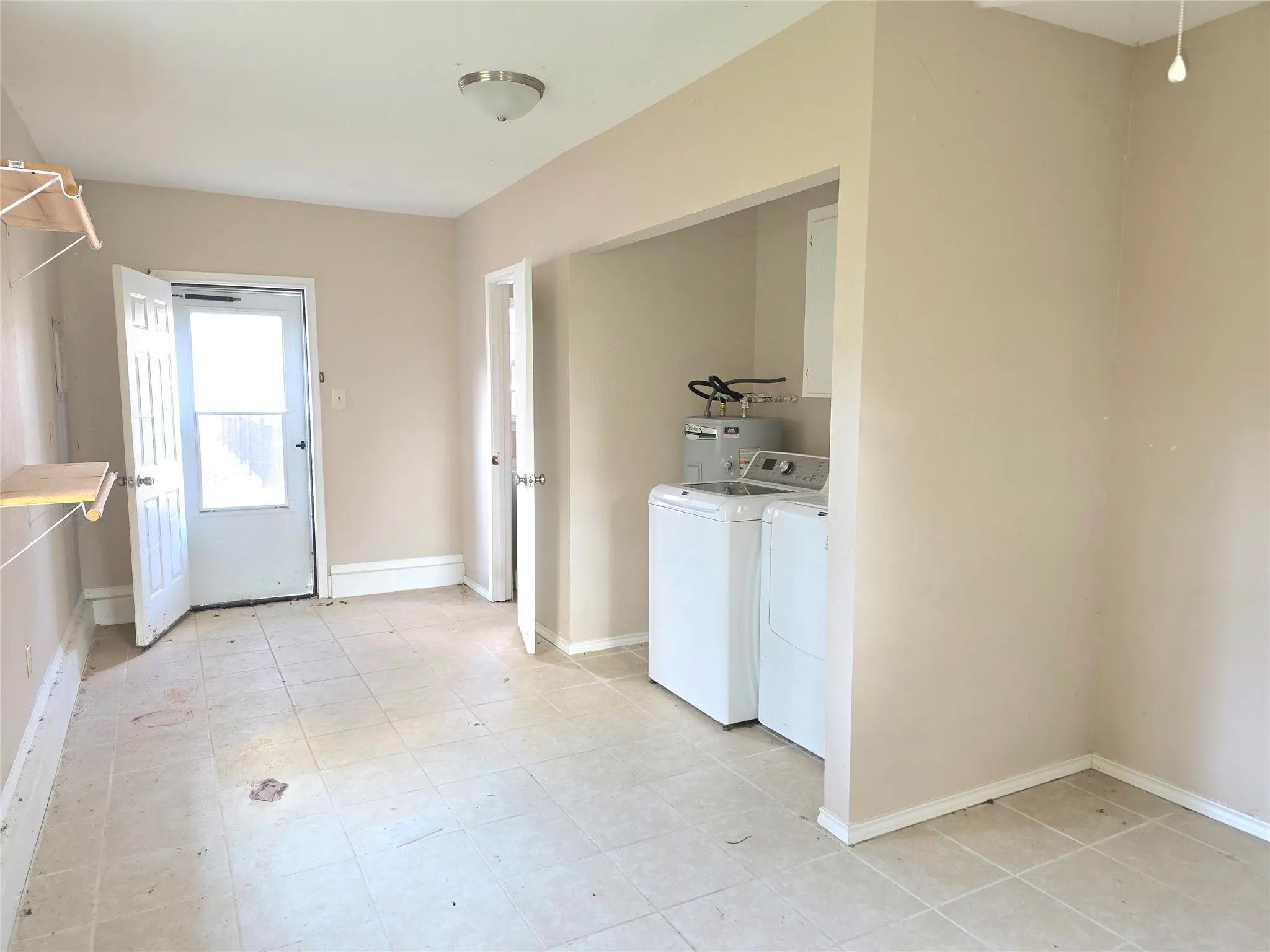 Single Family Residence For Sale in Henderson County , 131 Ocean Drive, Gun Barrel City, Texas 75156, 2 Bedroom, 3 Bathroom, 1 Garage spaces, 1,356 Sqft, built in 1970, Price $289,000, mls#21361836, Real Estate Agent in Gun Barrel City, Homes For Sale in Henderson county, Homes For Sale in Gun Barrel City, Realtor in Gun Barrel City Texas, Real Estate Brokerage Independent Realty Texas, Luminita Cordes Realtor