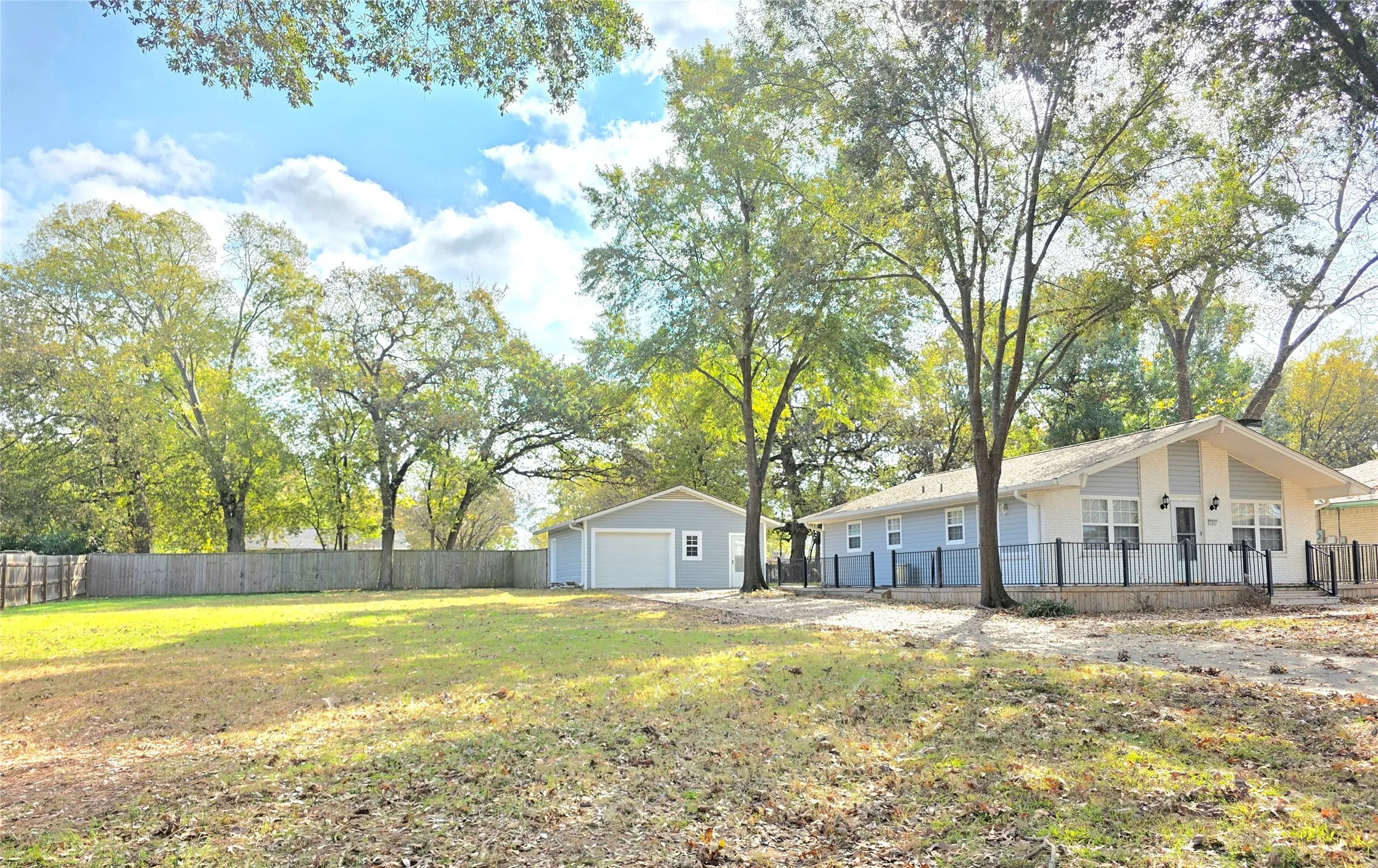 Single Family Residence For Sale in Henderson County , 131 Ocean Drive, Gun Barrel City, Texas 75156, 2 Bedroom, 3 Bathroom, 1 Garage spaces, 1,356 Sqft, built in 1970, Price $289,000, mls#21361836, Real Estate Agent in Gun Barrel City, Homes For Sale in Henderson county, Homes For Sale in Gun Barrel City, Realtor in Gun Barrel City Texas, Real Estate Brokerage Independent Realty Texas, Luminita Cordes Realtor