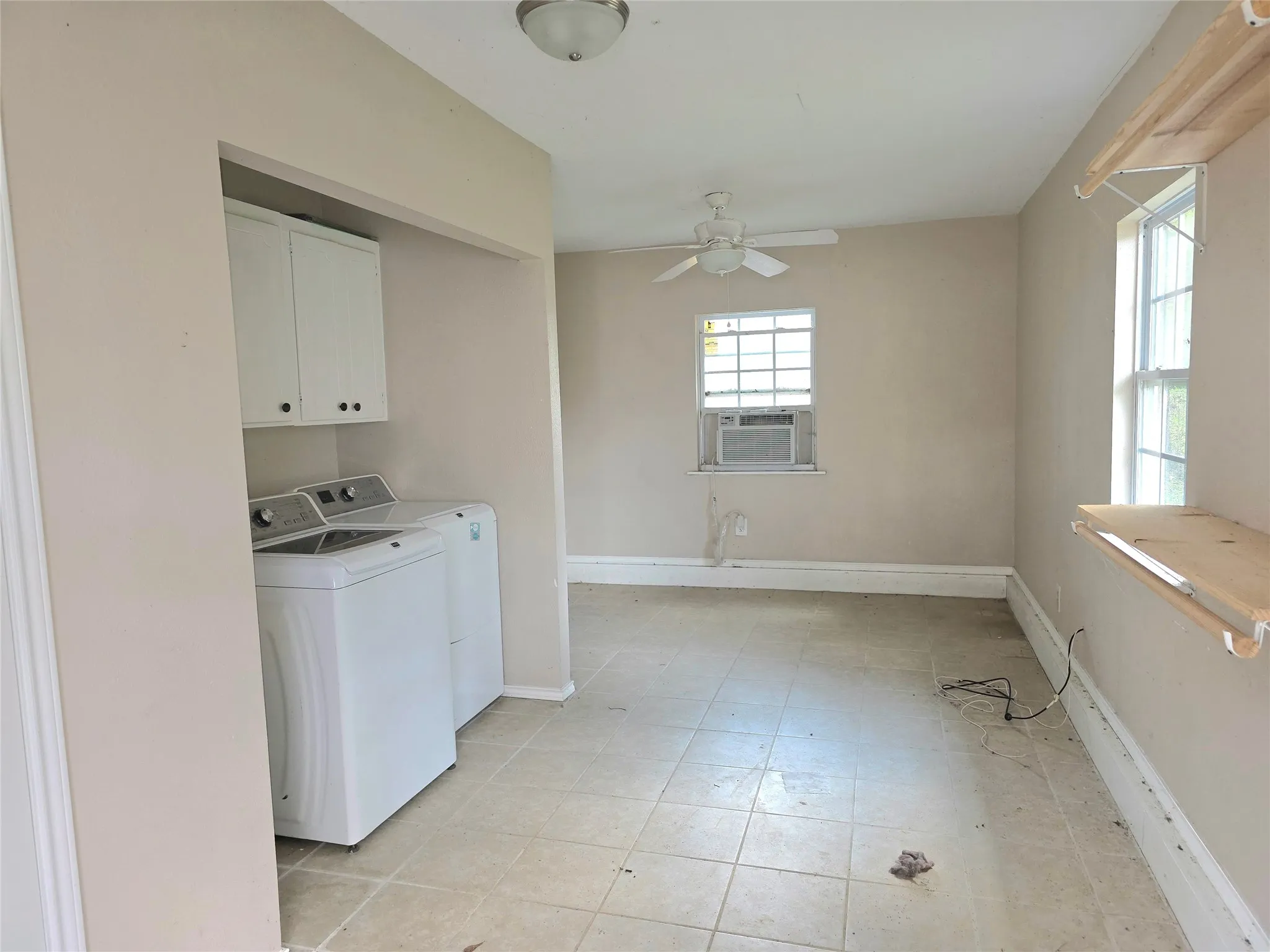 Single Family Residence For Sale in Henderson County , 131 Ocean Drive, Gun Barrel City, Texas 75156, 2 Bedroom, 3 Bathroom, 1 Garage spaces, 1,356 Sqft, built in 1970, Price $289,000, mls#21361836, Real Estate Agent in Gun Barrel City, Homes For Sale in Henderson county, Homes For Sale in Gun Barrel City, Realtor in Gun Barrel City Texas, Real Estate Brokerage Independent Realty Texas, Luminita Cordes Realtor