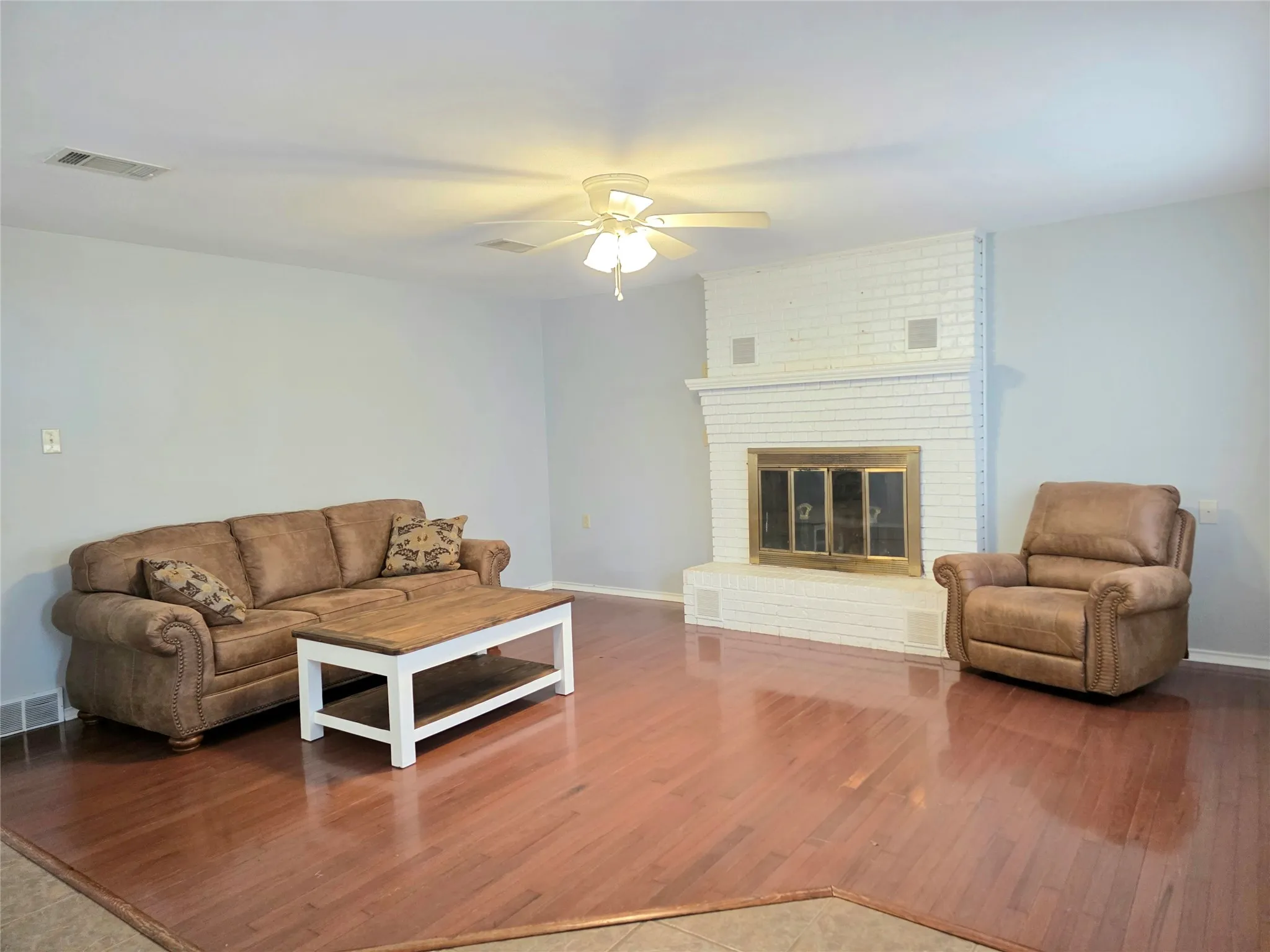 Single Family Residence For Sale in Henderson County , 131 Ocean Drive, Gun Barrel City, Texas 75156, 2 Bedroom, 3 Bathroom, 1 Garage spaces, 1,356 Sqft, built in 1970, Price $289,000, mls#21361836, Real Estate Agent in Gun Barrel City, Homes For Sale in Henderson county, Homes For Sale in Gun Barrel City, Realtor in Gun Barrel City Texas, Real Estate Brokerage Independent Realty Texas, Luminita Cordes Realtor