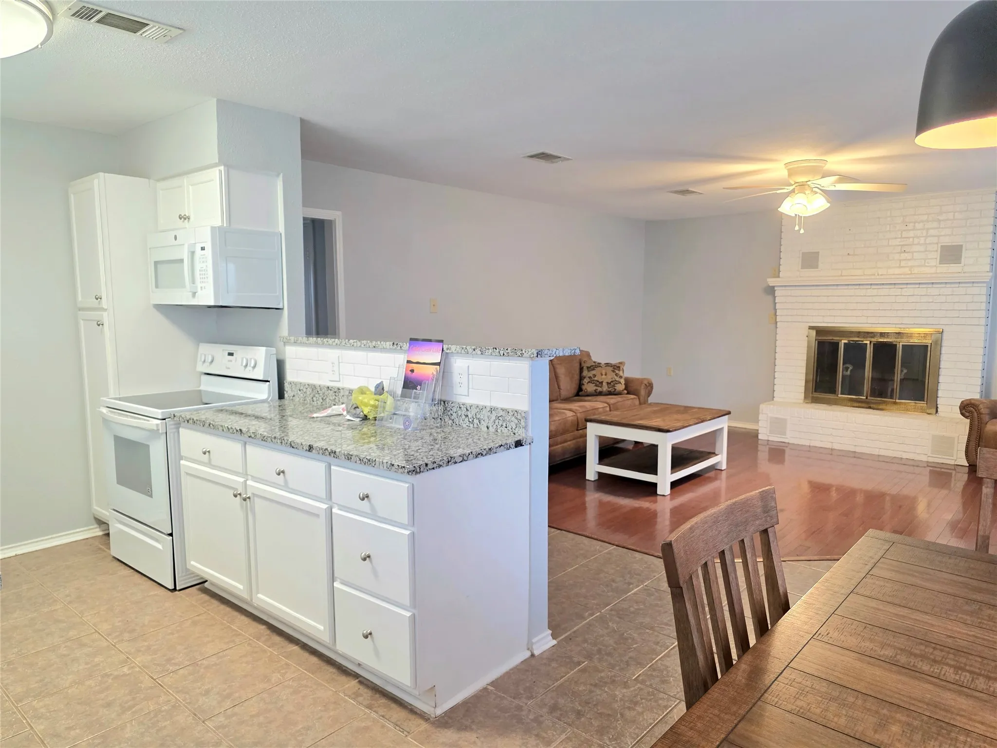 Single Family Residence For Sale in Henderson County , 131 Ocean Drive, Gun Barrel City, Texas 75156, 2 Bedroom, 3 Bathroom, 1 Garage spaces, 1,356 Sqft, built in 1970, Price $289,000, mls#21361836, Real Estate Agent in Gun Barrel City, Homes For Sale in Henderson county, Homes For Sale in Gun Barrel City, Realtor in Gun Barrel City Texas, Real Estate Brokerage Independent Realty Texas, Luminita Cordes Realtor
